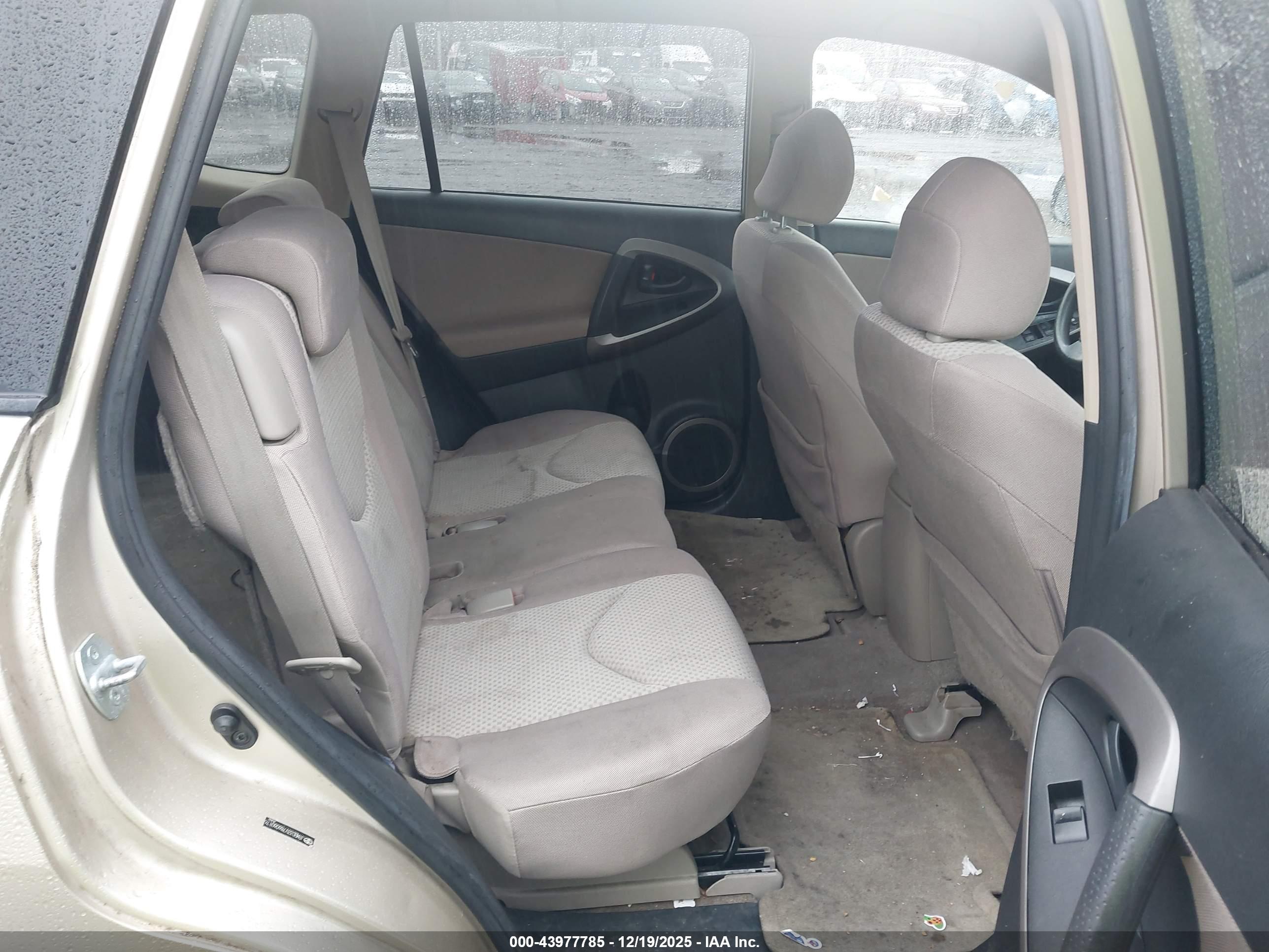 TOYOTA RAV4 image 8