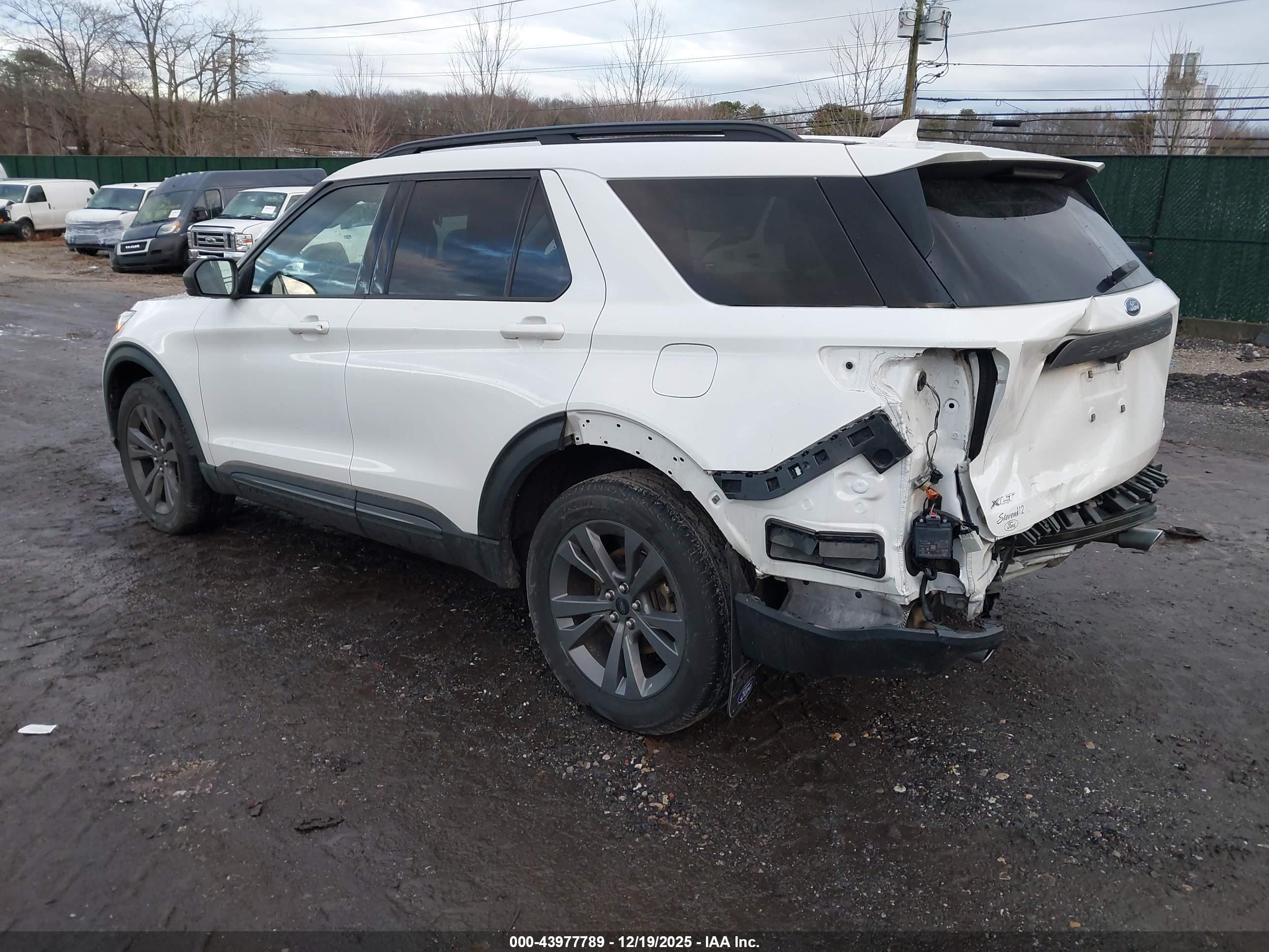 FORD EXPLORER image 3