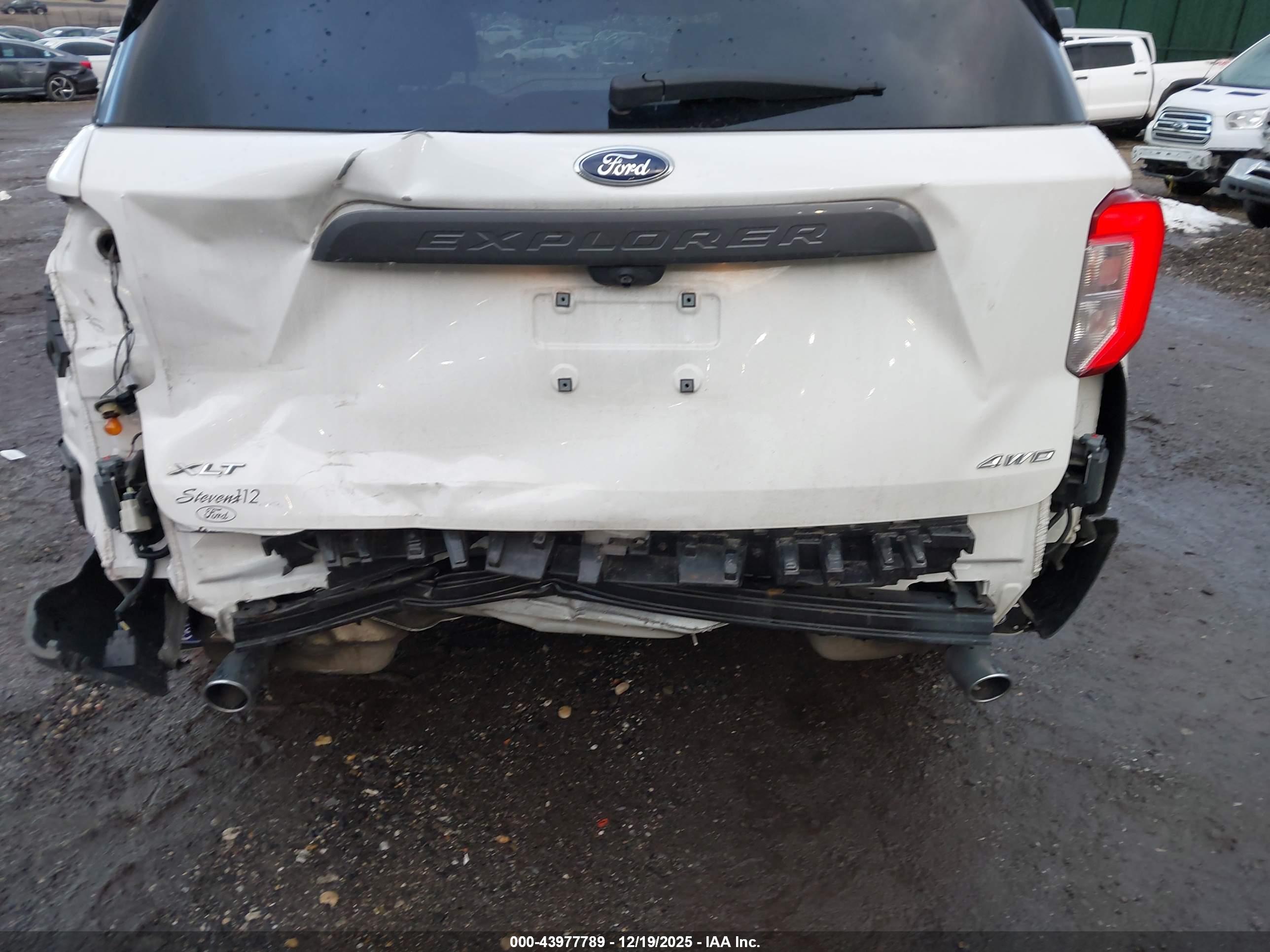 FORD EXPLORER image 6