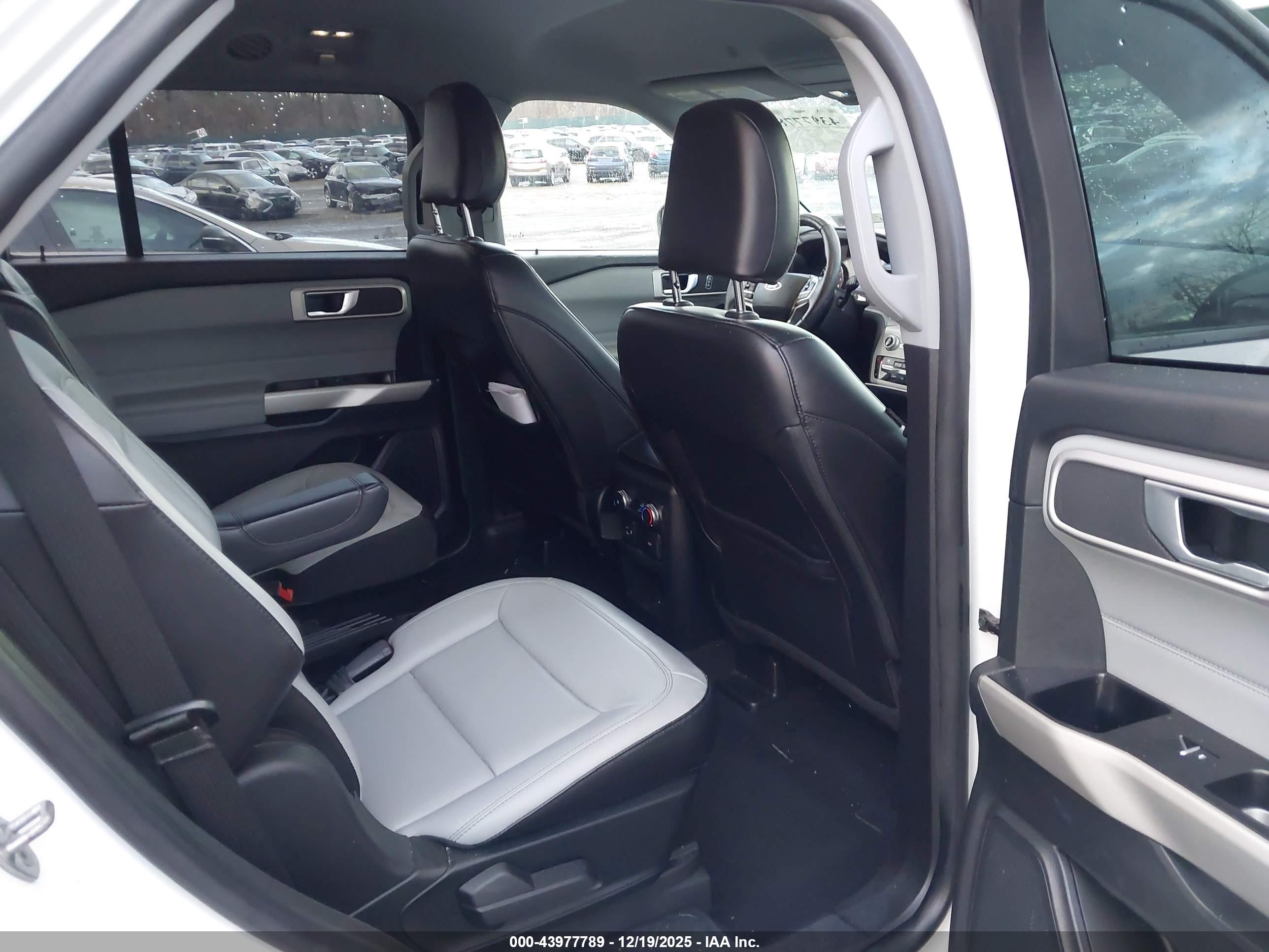 FORD EXPLORER image 8
