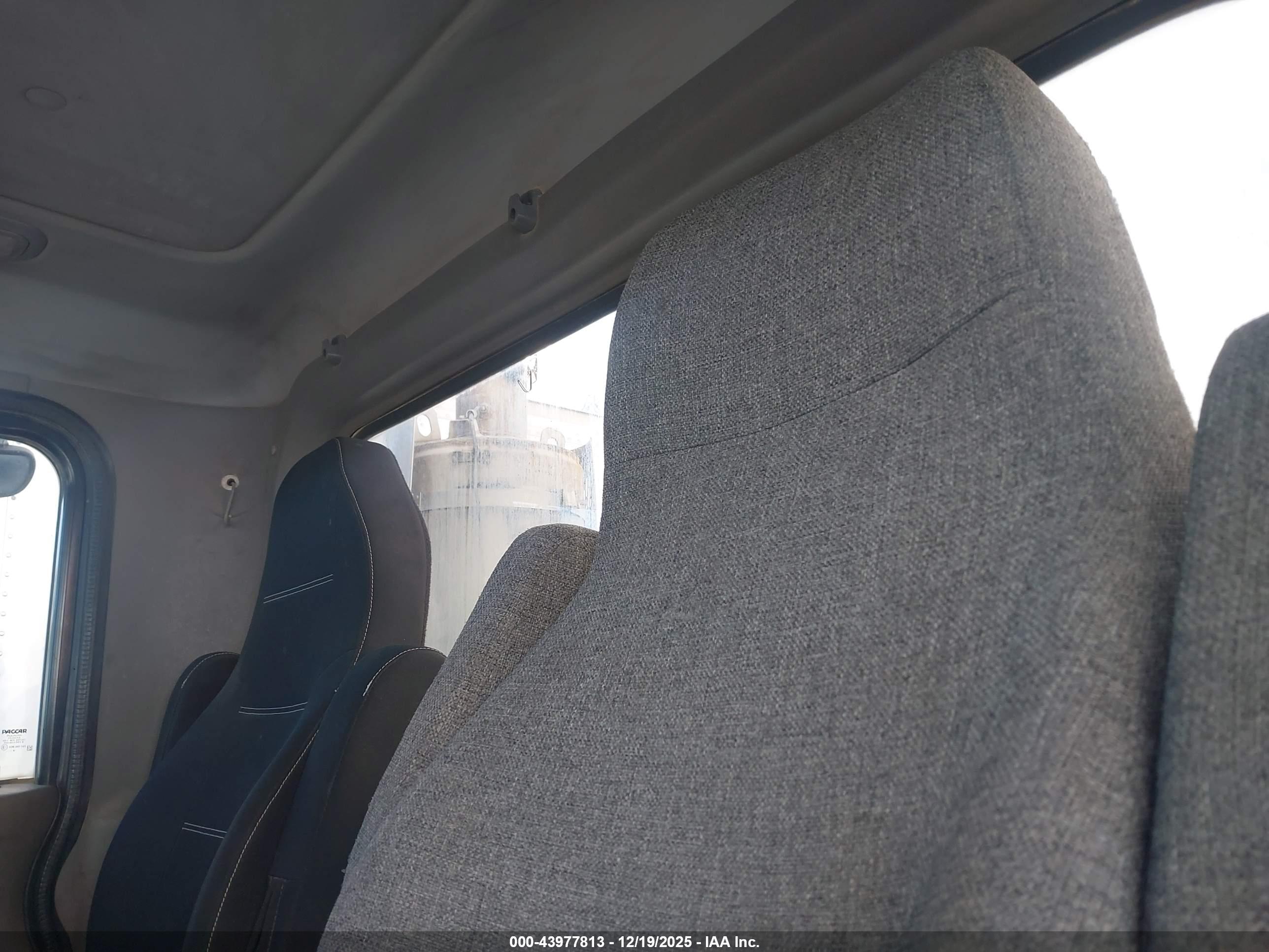 PETERBILT 365 image 8