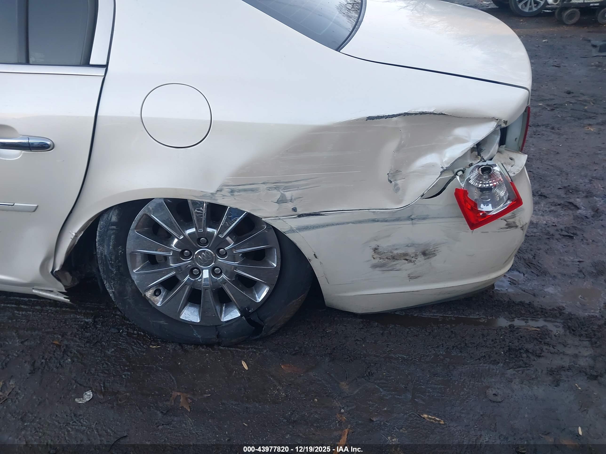 BUICK LUCERNE image 6