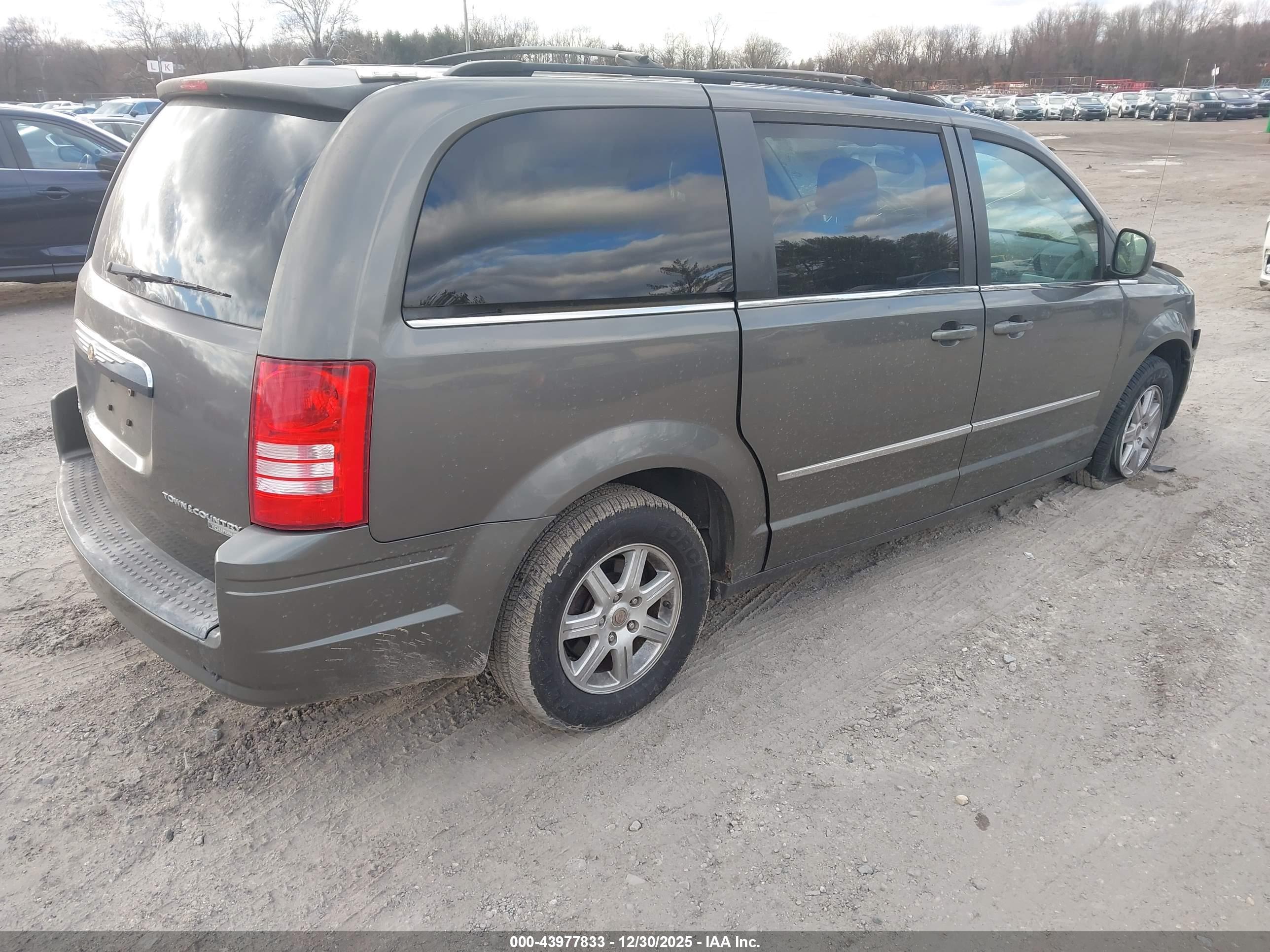 CHRYSLER TOWN image 4