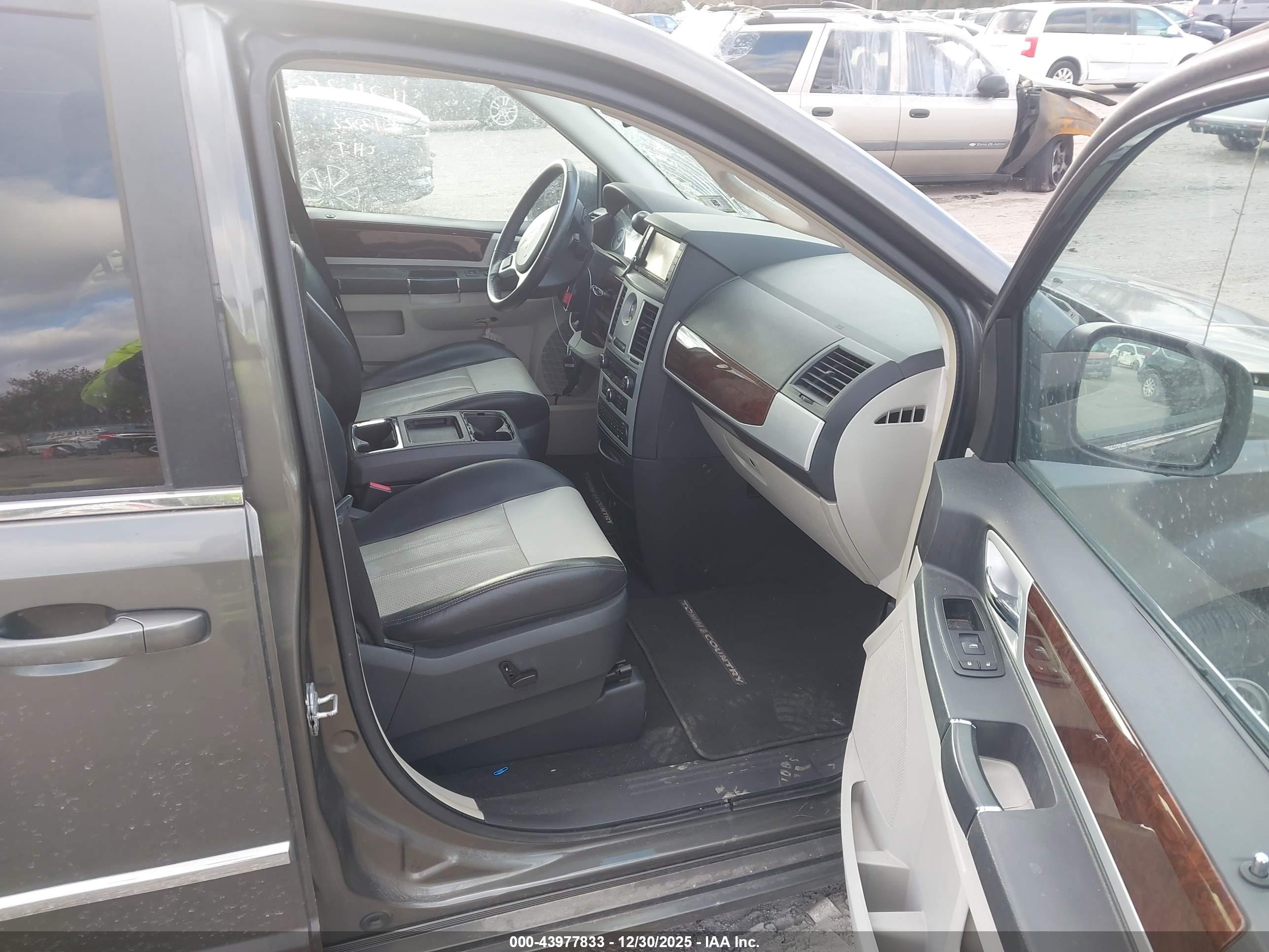 CHRYSLER TOWN image 5