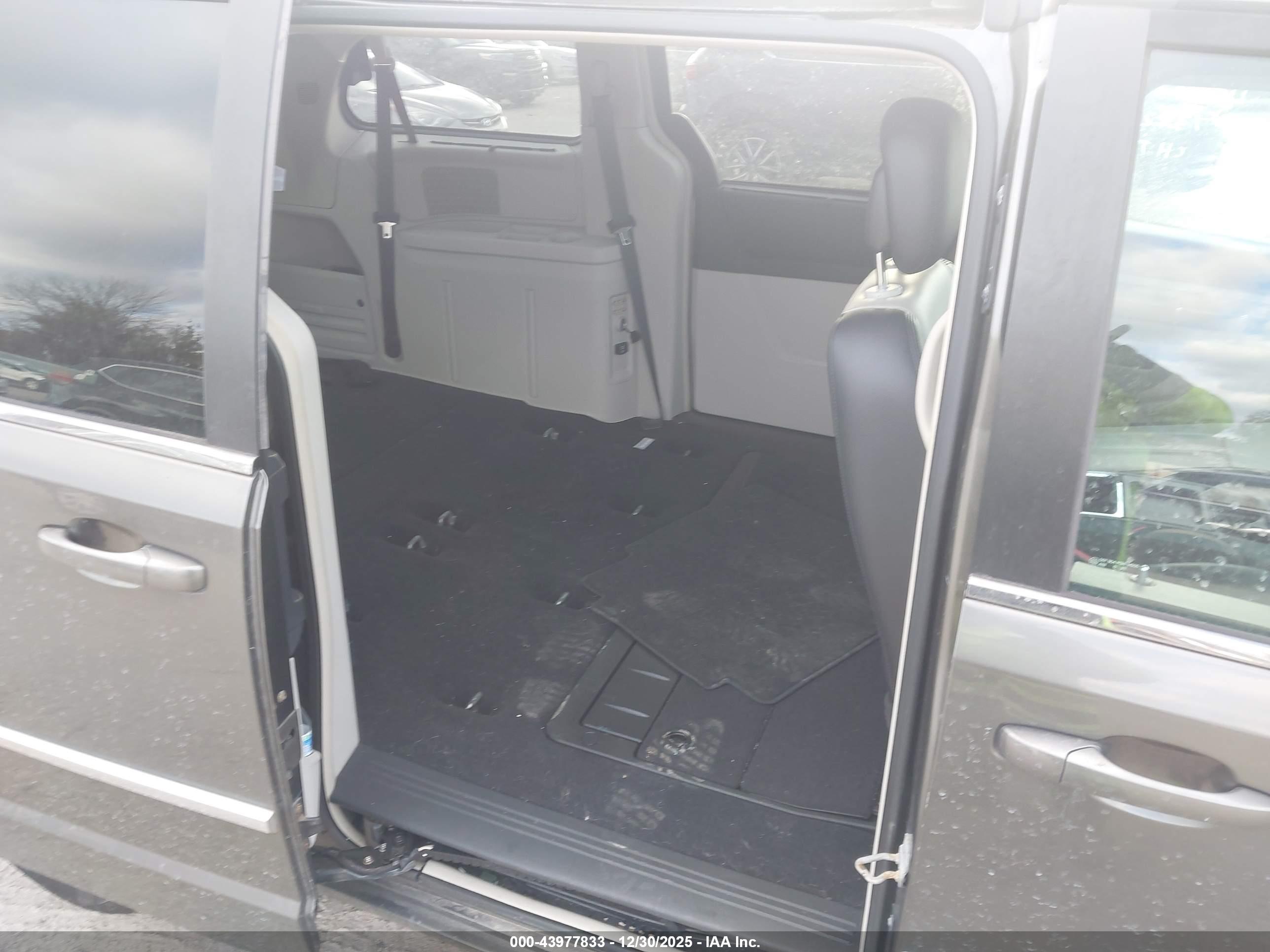 CHRYSLER TOWN image 8