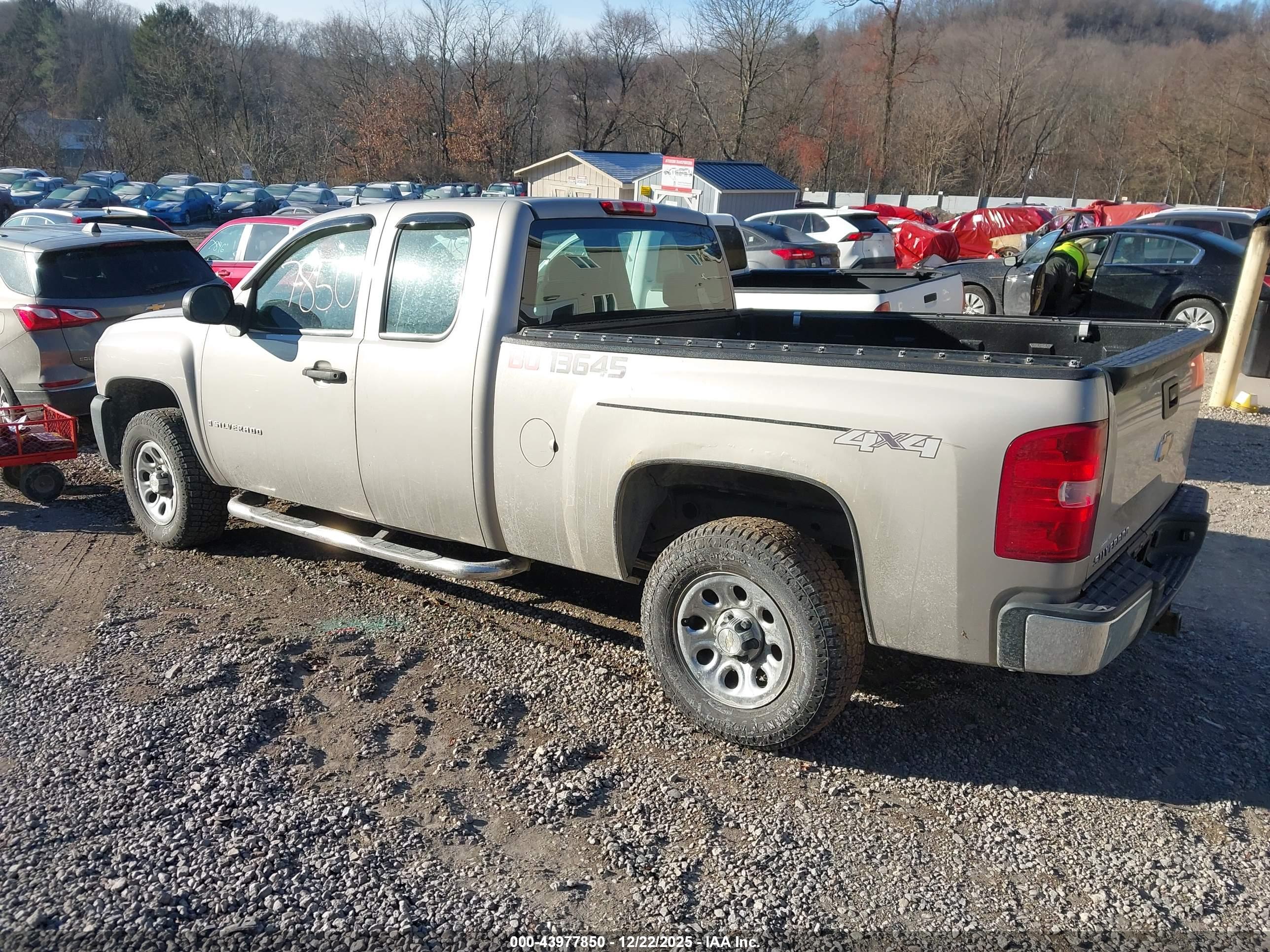 CHEVROLET SILVERADO image 3