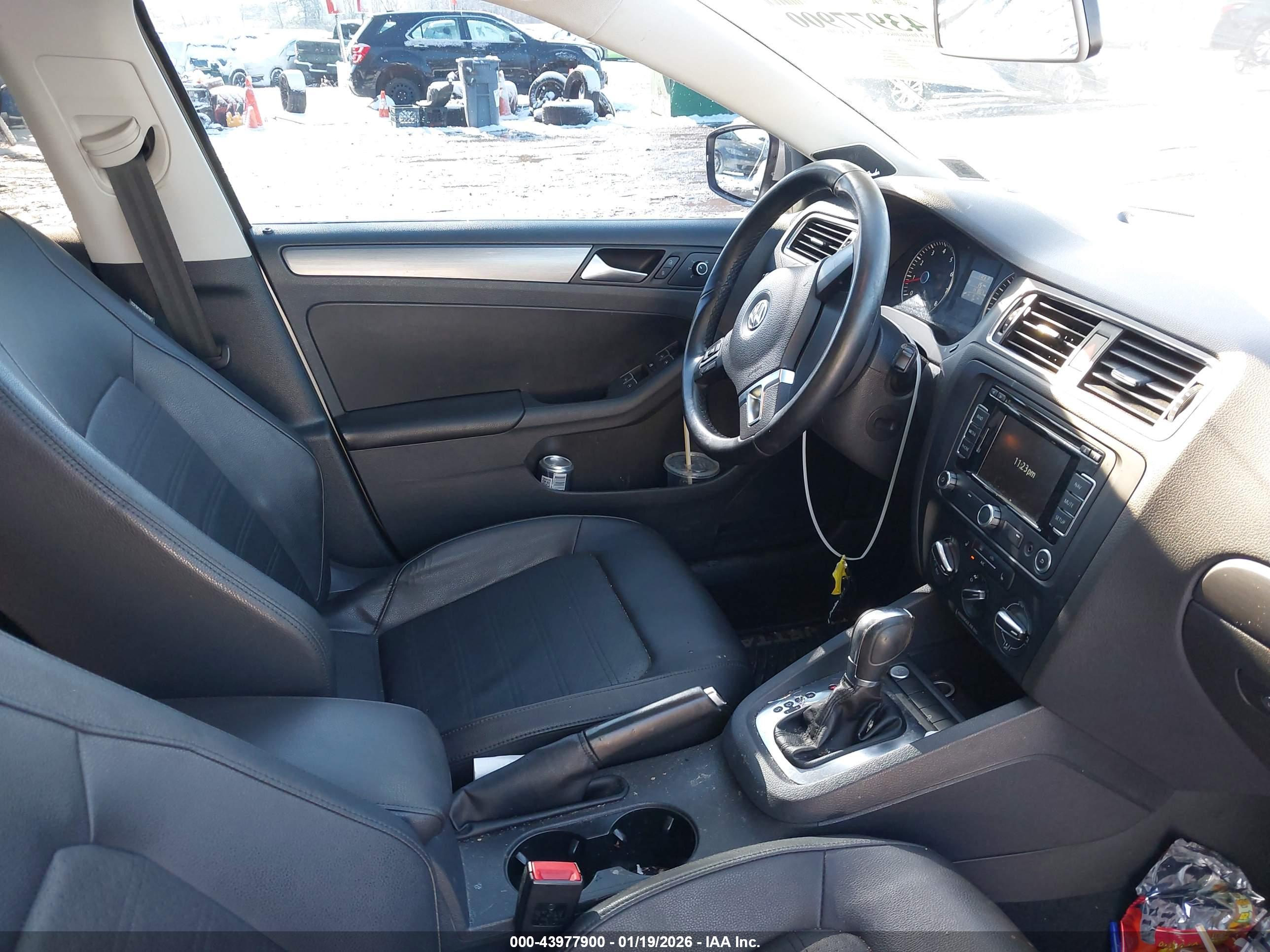 VOLKSWAGEN JETTA image 5