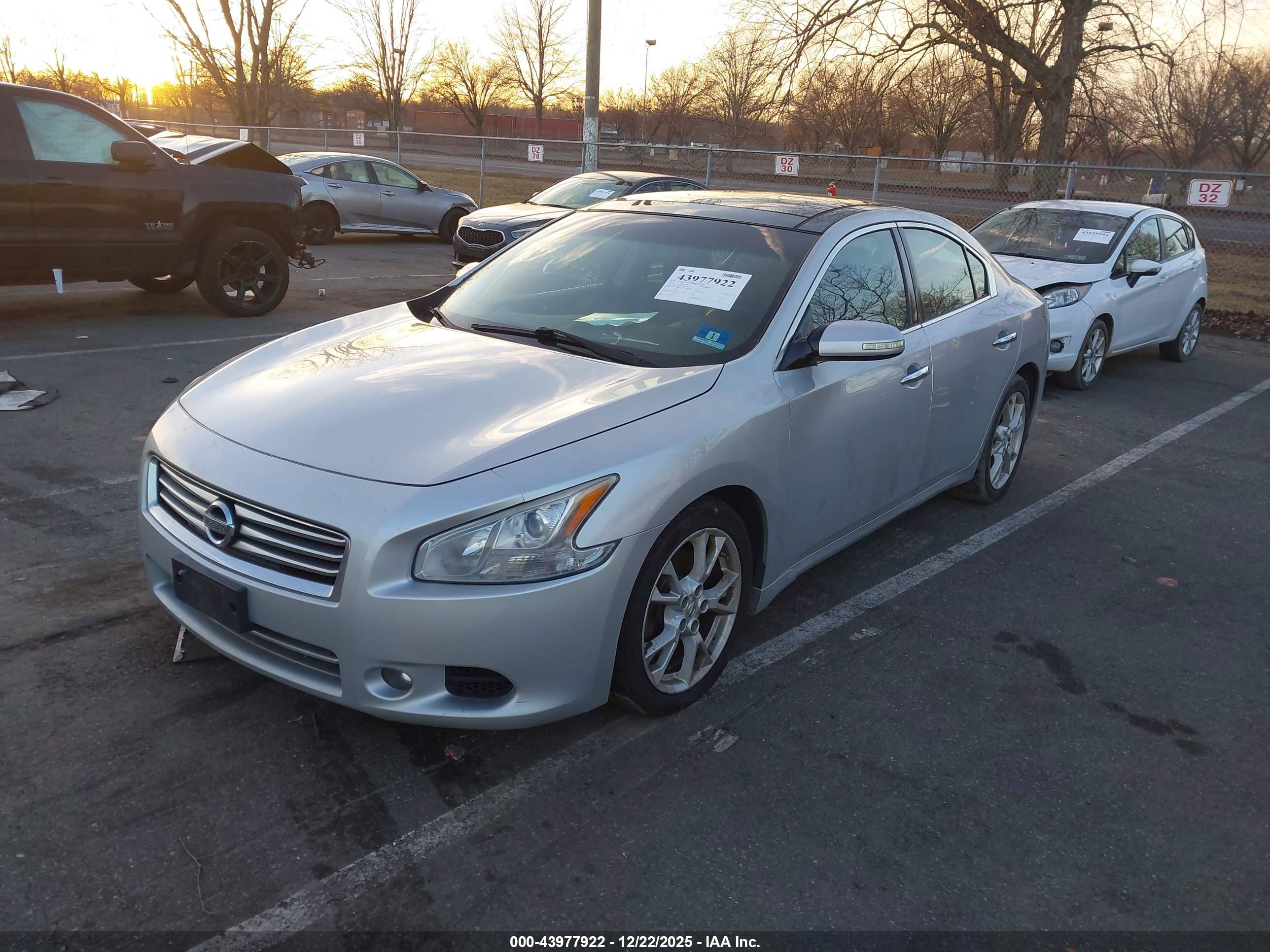 NISSAN MAXIMA image 2
