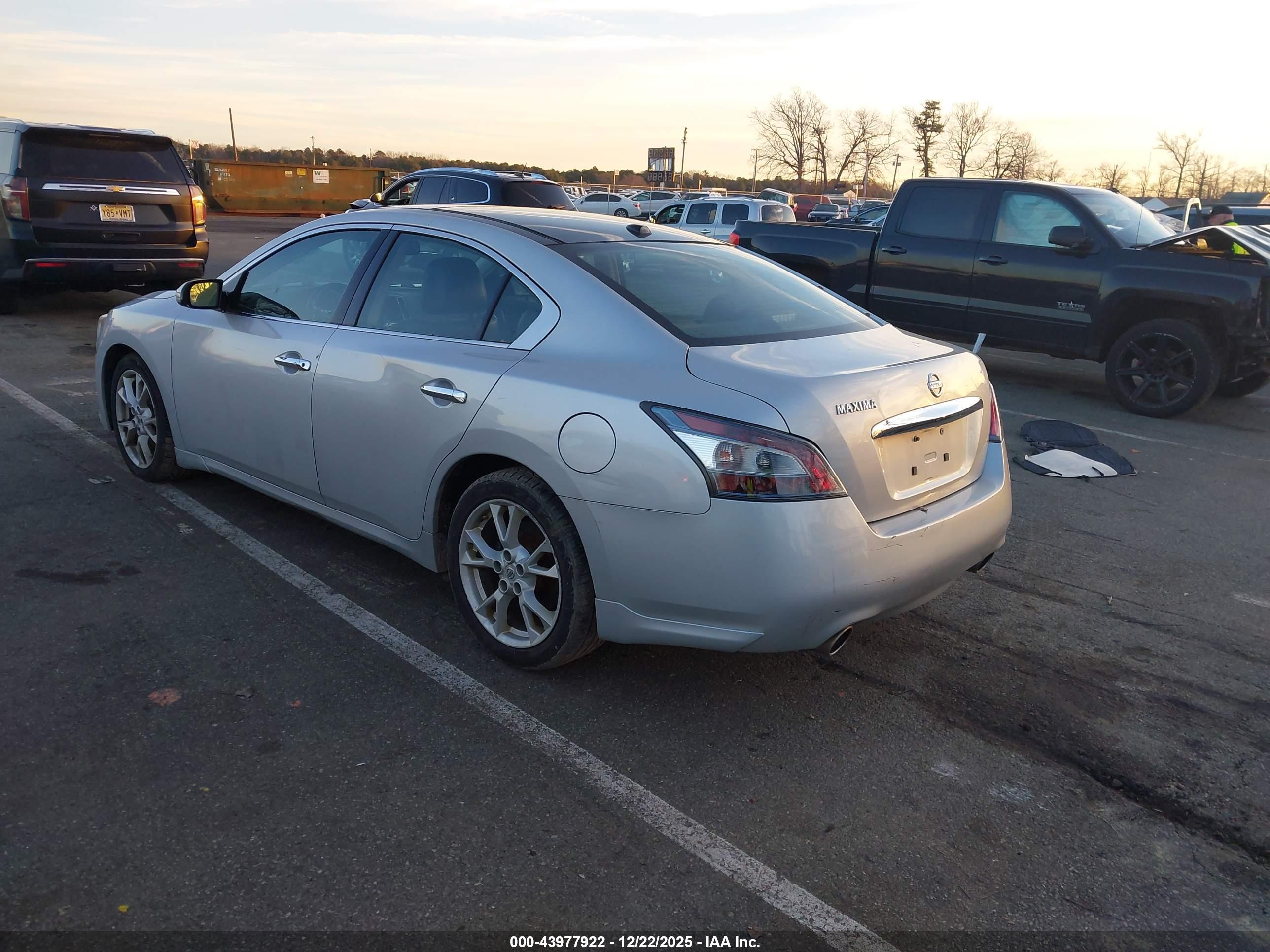 NISSAN MAXIMA image 3