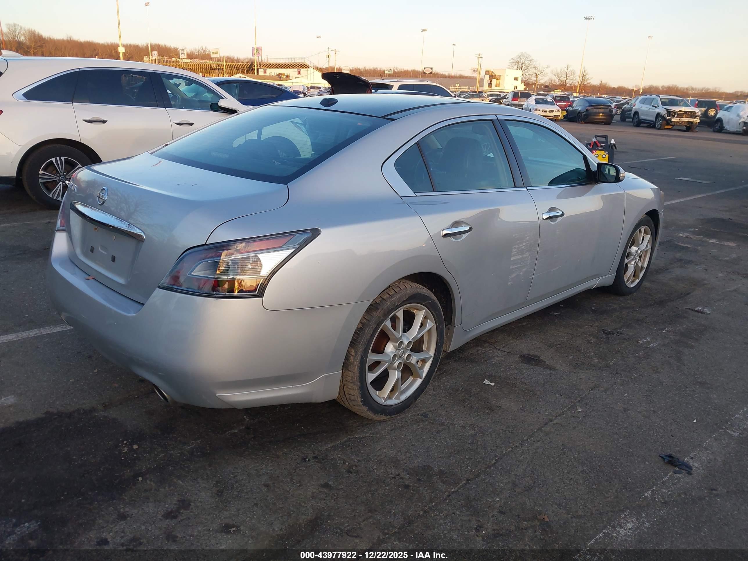 NISSAN MAXIMA image 4