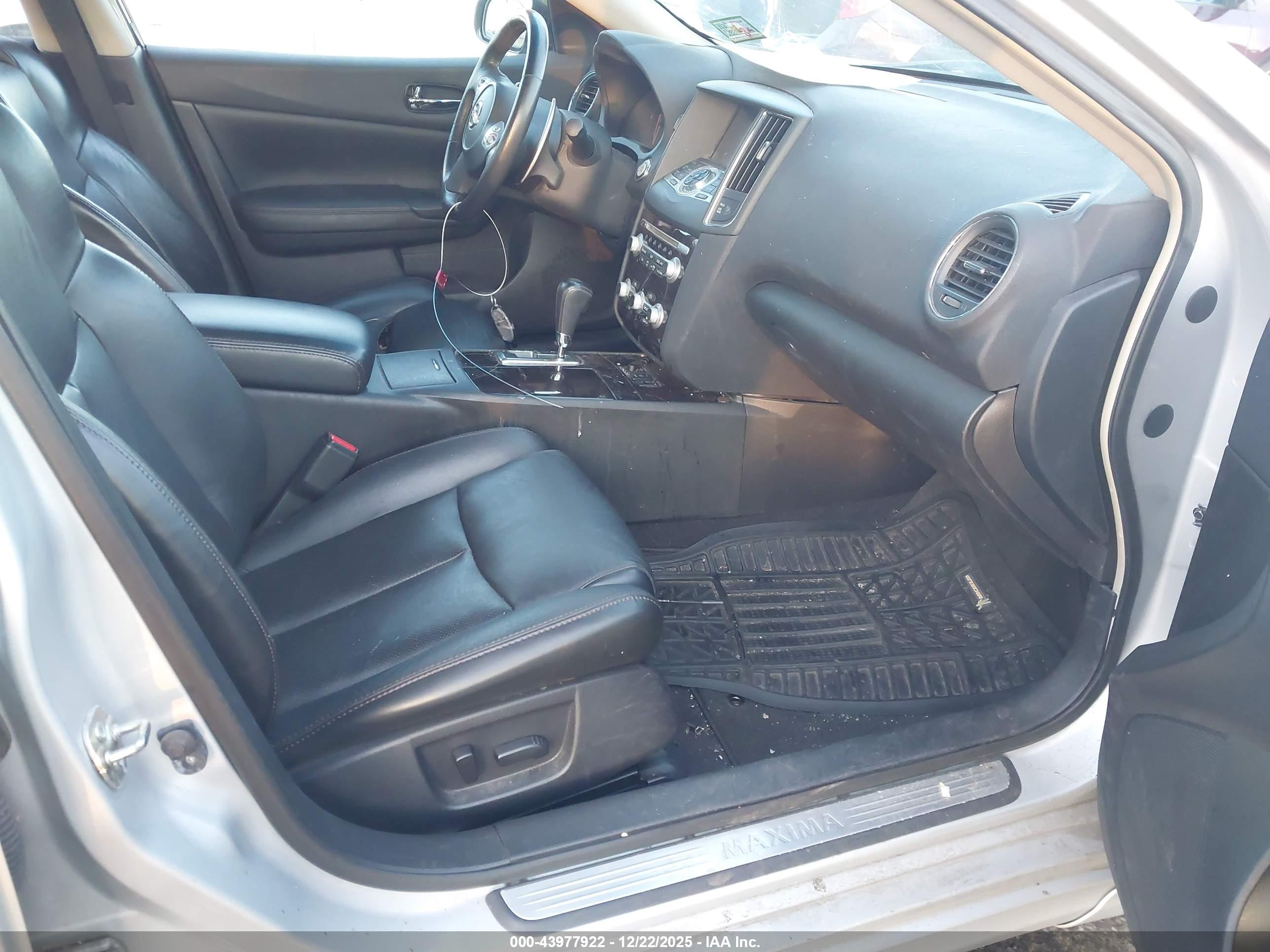 NISSAN MAXIMA image 5
