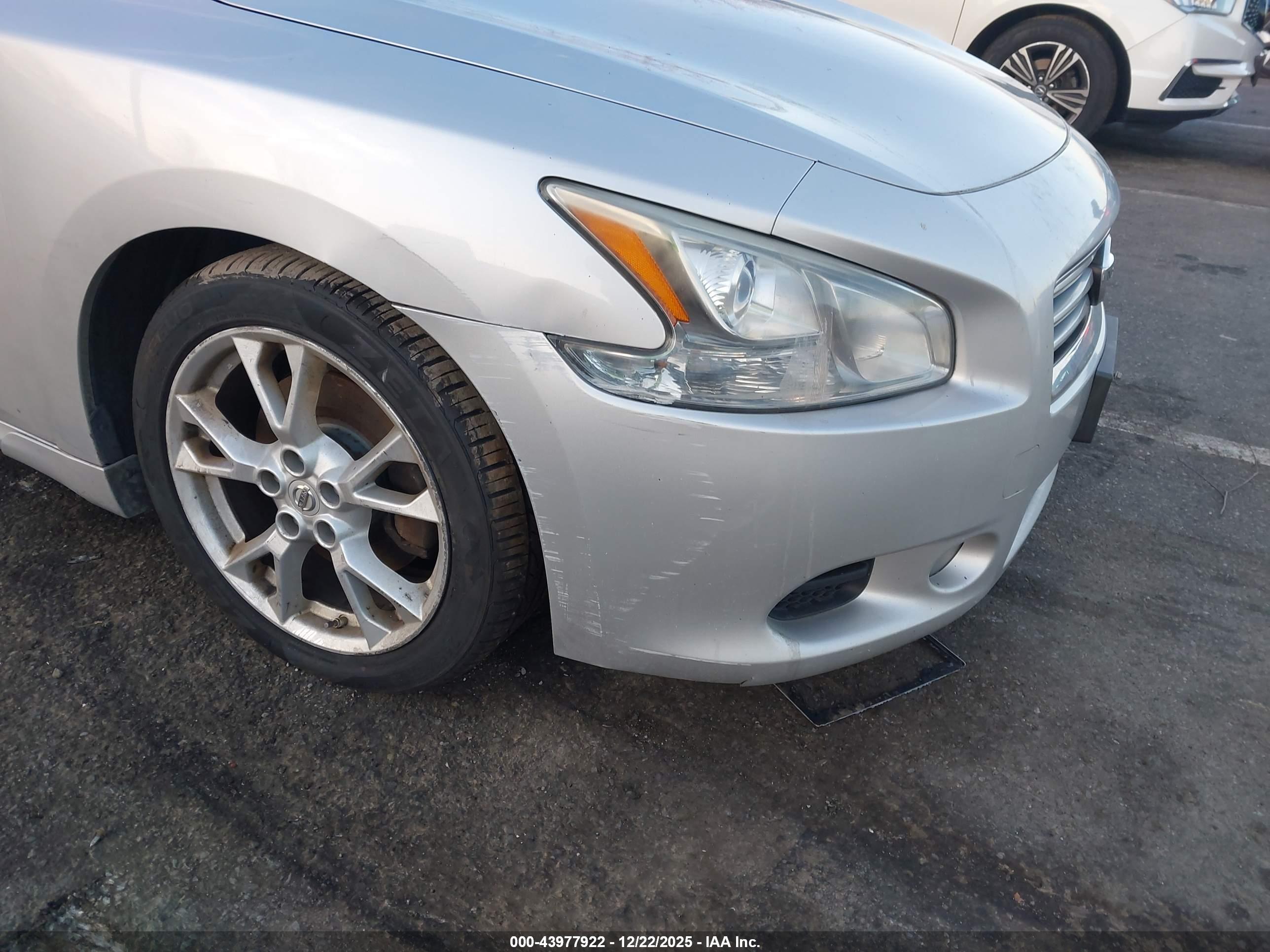 NISSAN MAXIMA image 6
