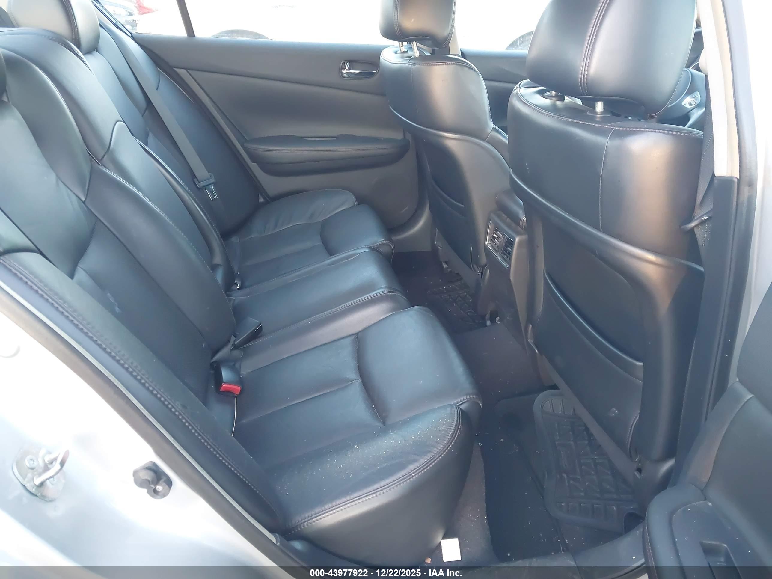 NISSAN MAXIMA image 8