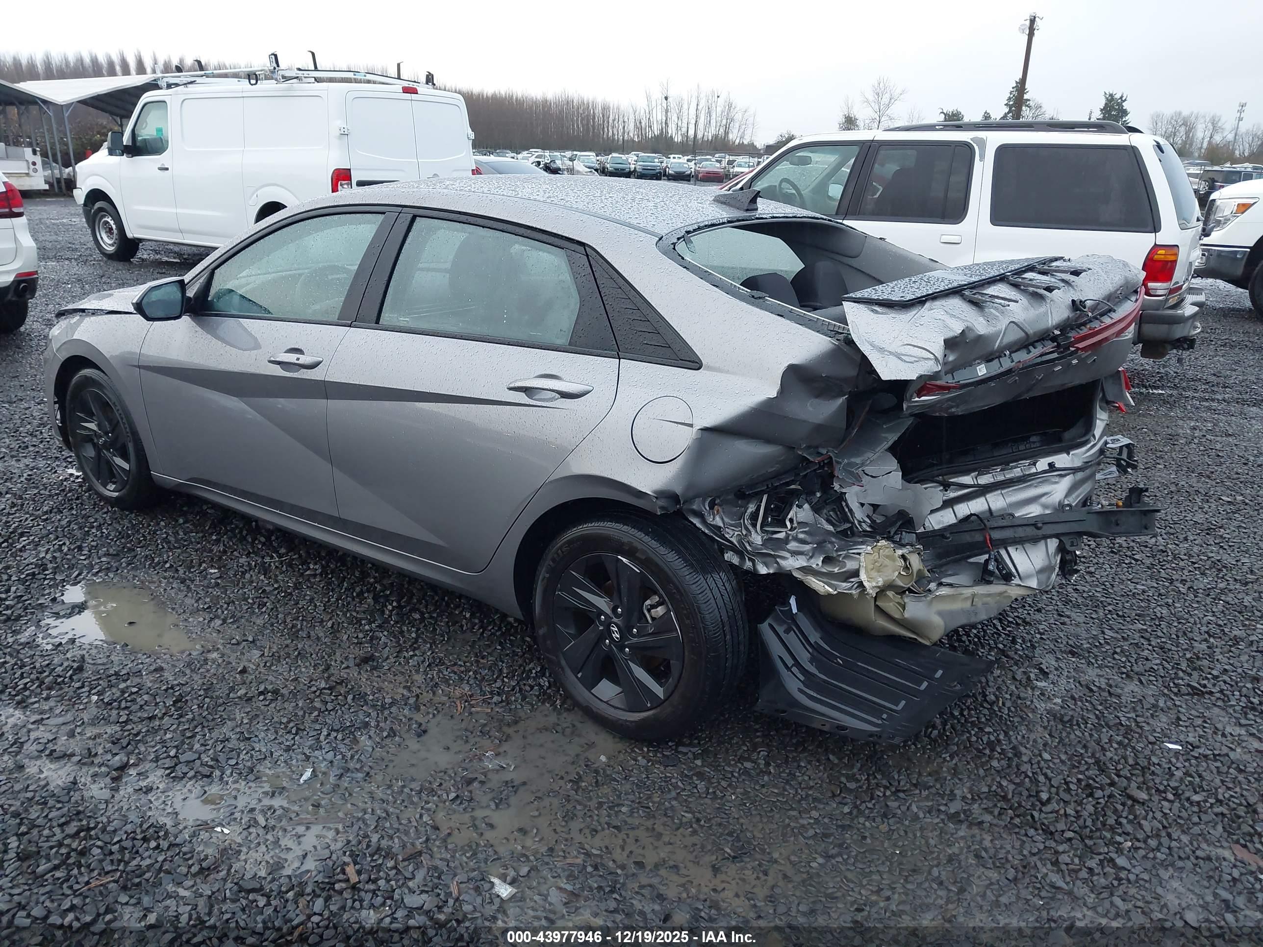 HYUNDAI ELANTRA image 3