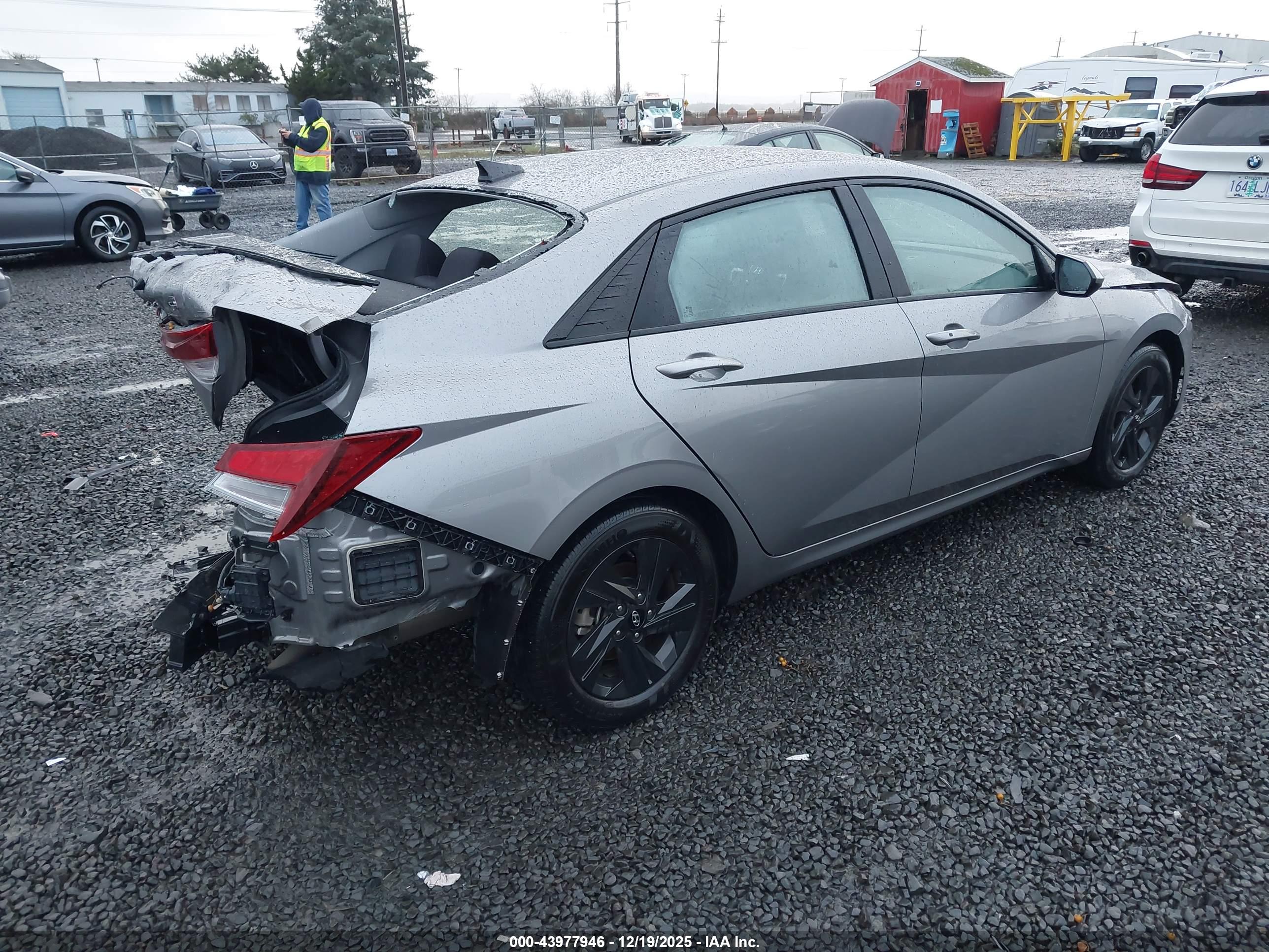 HYUNDAI ELANTRA image 4