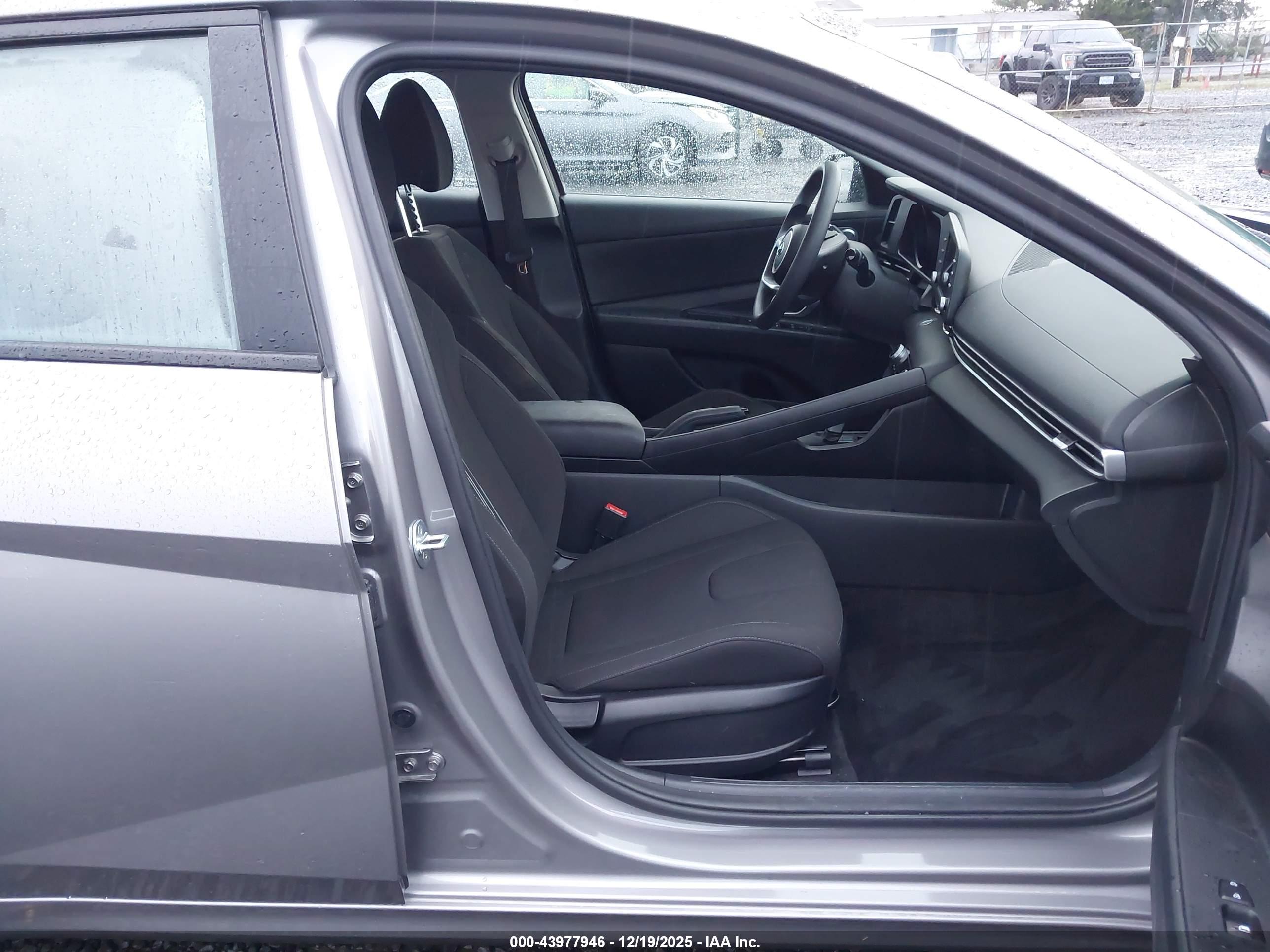 HYUNDAI ELANTRA image 5
