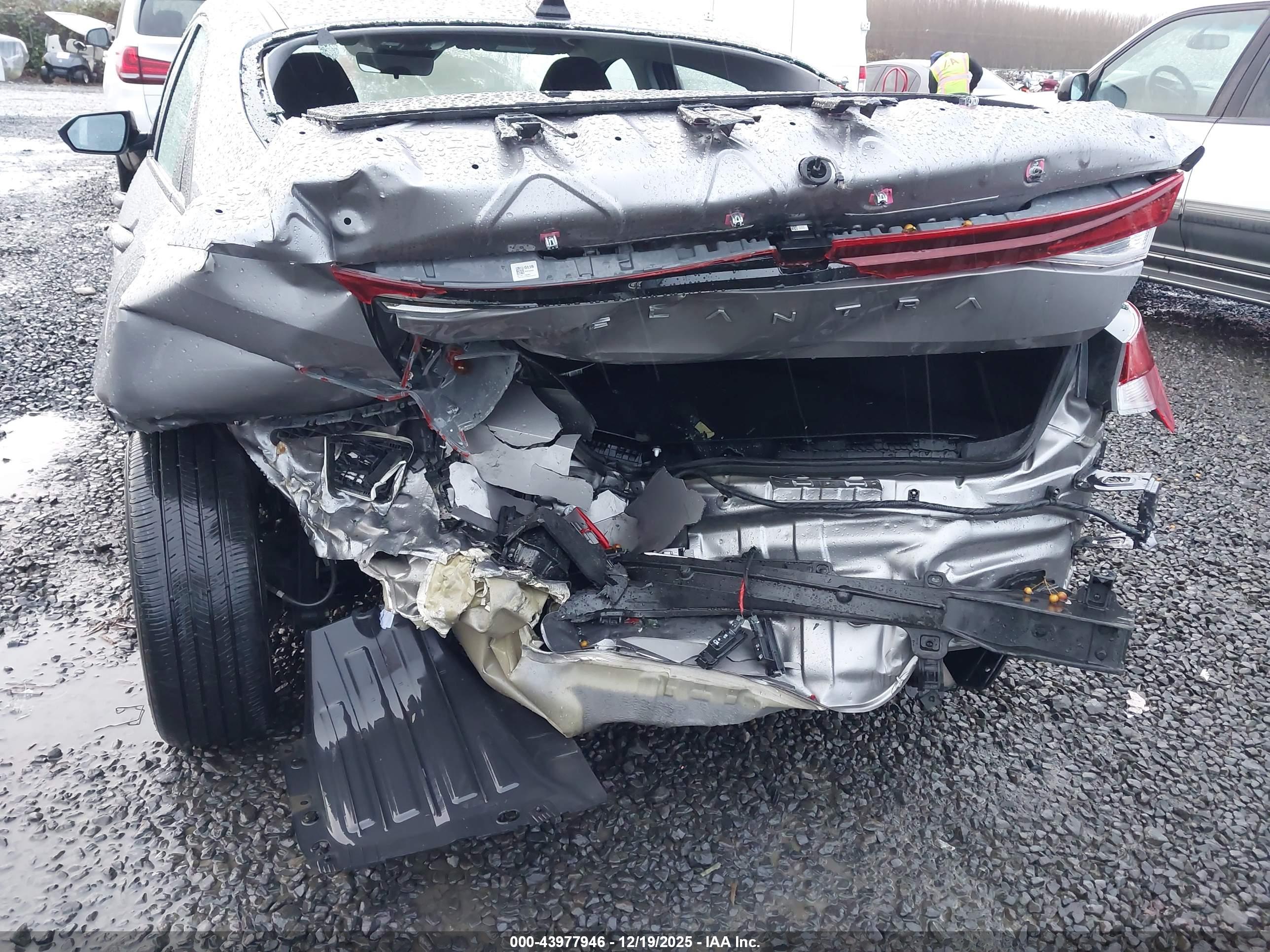 HYUNDAI ELANTRA image 6