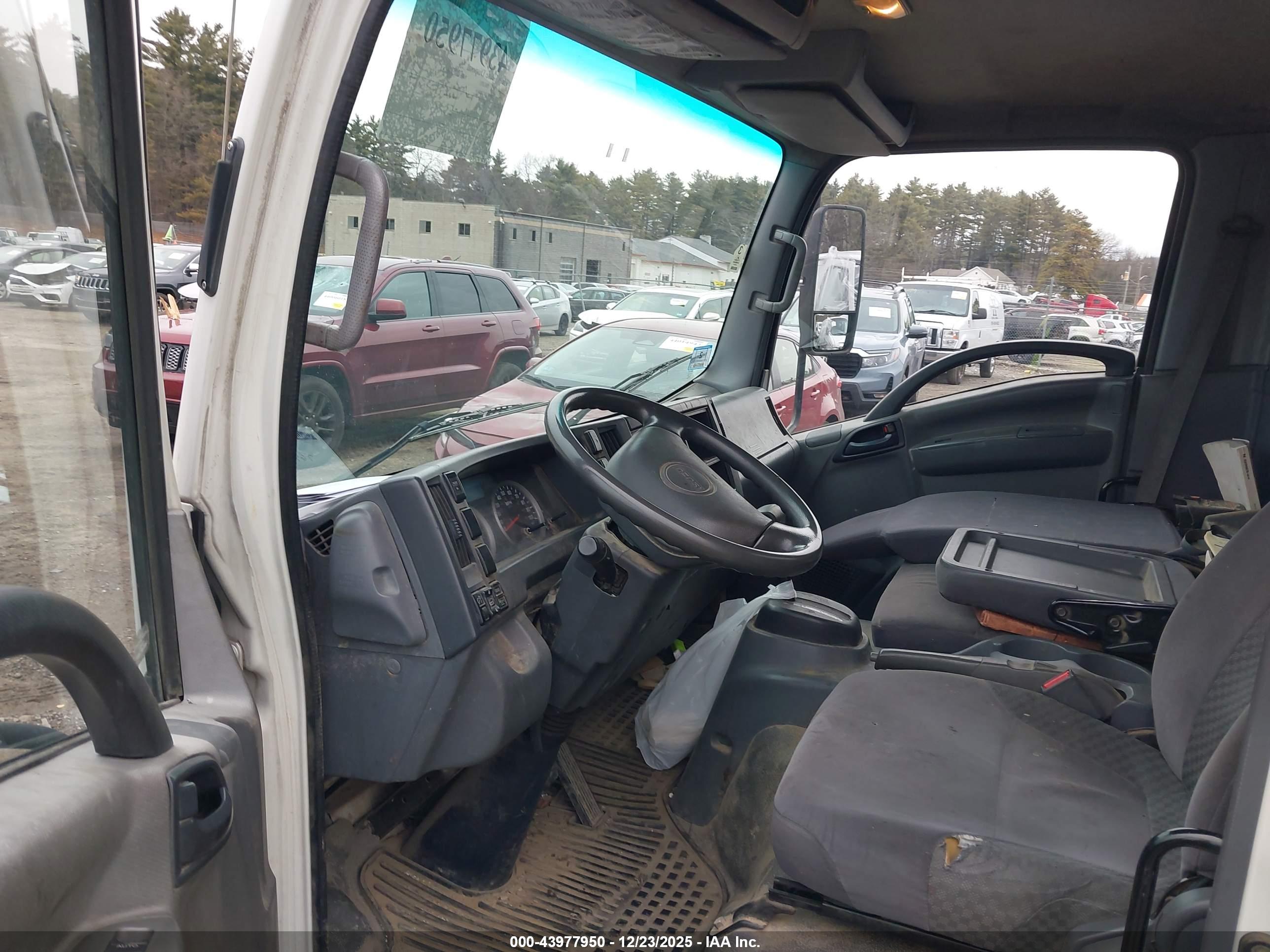 ISUZU NPR image 8