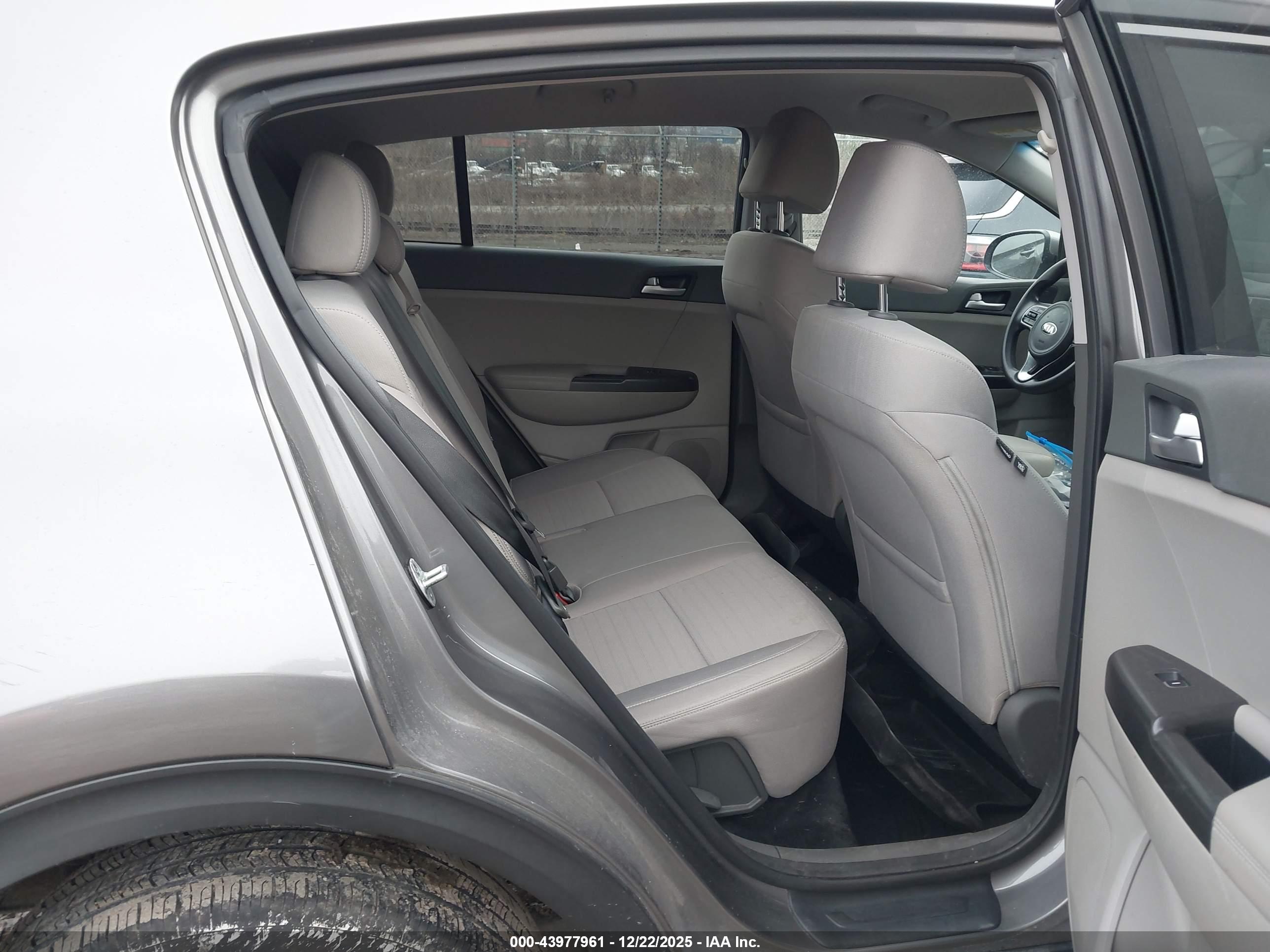 KIA SPORTAGE image 8