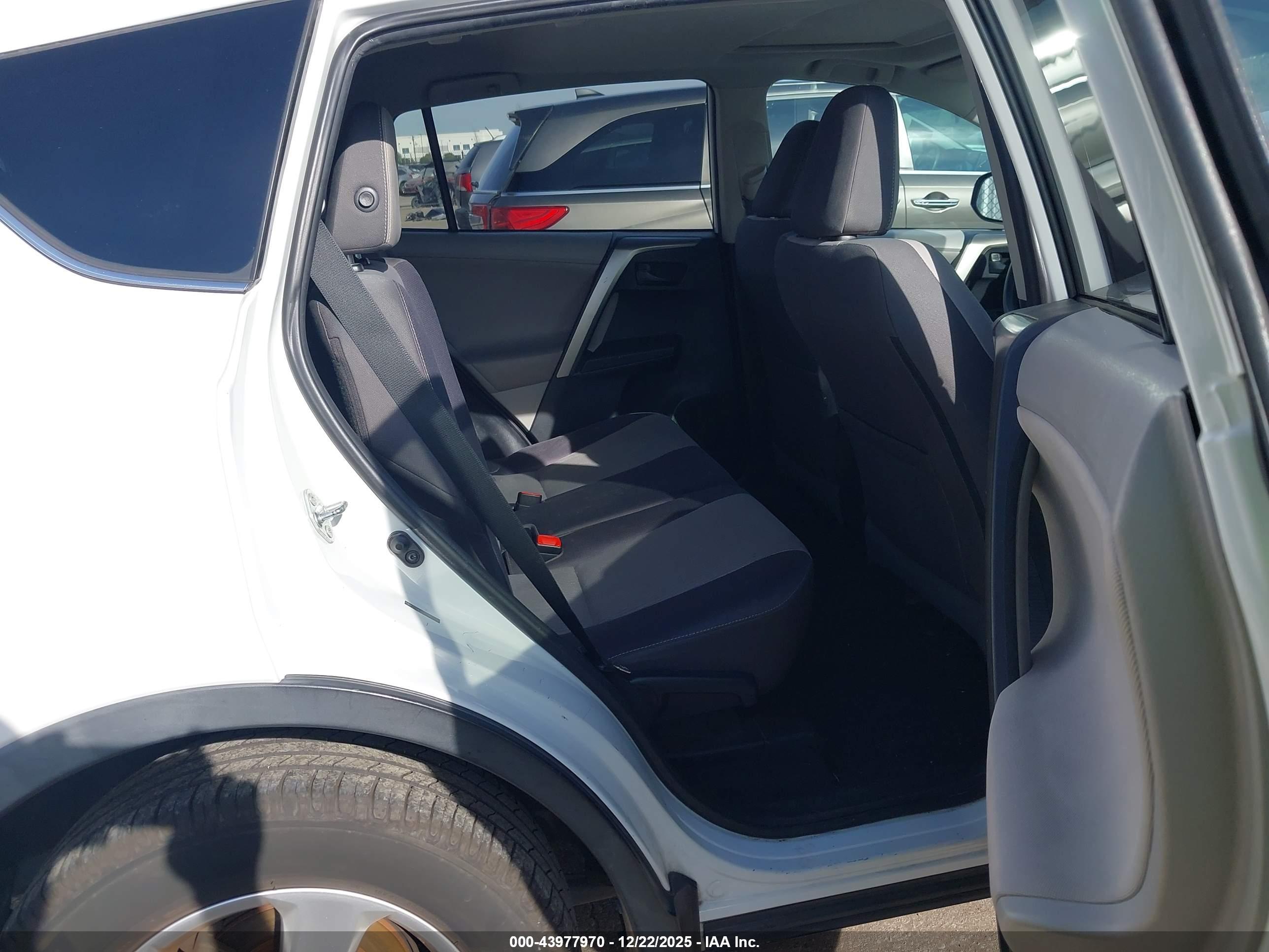 TOYOTA RAV4 image 8
