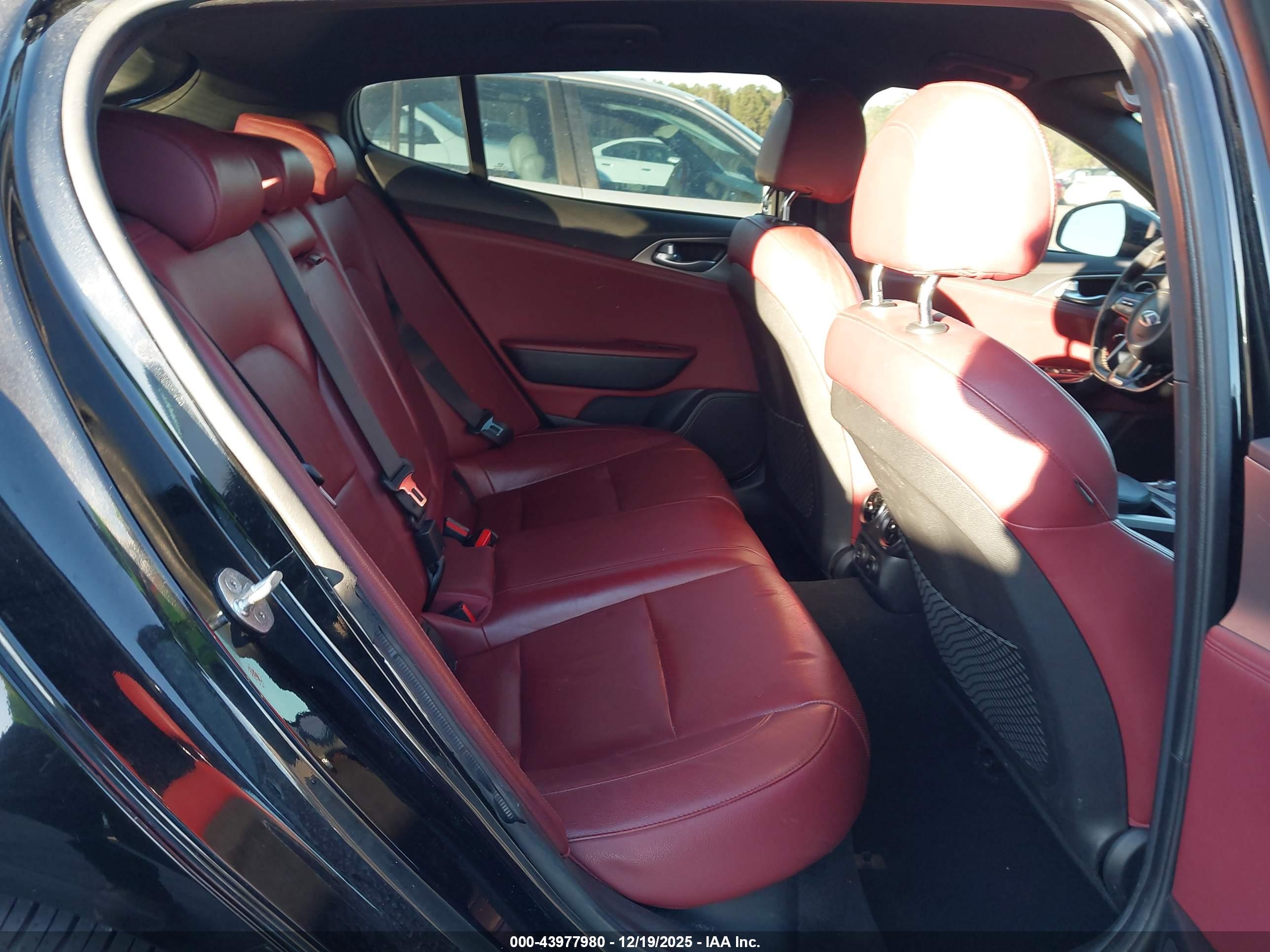 KIA STINGER image 8