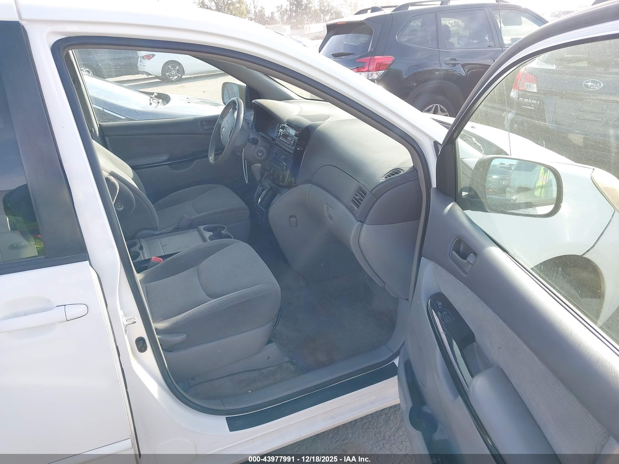 TOYOTA SIENNA image 5