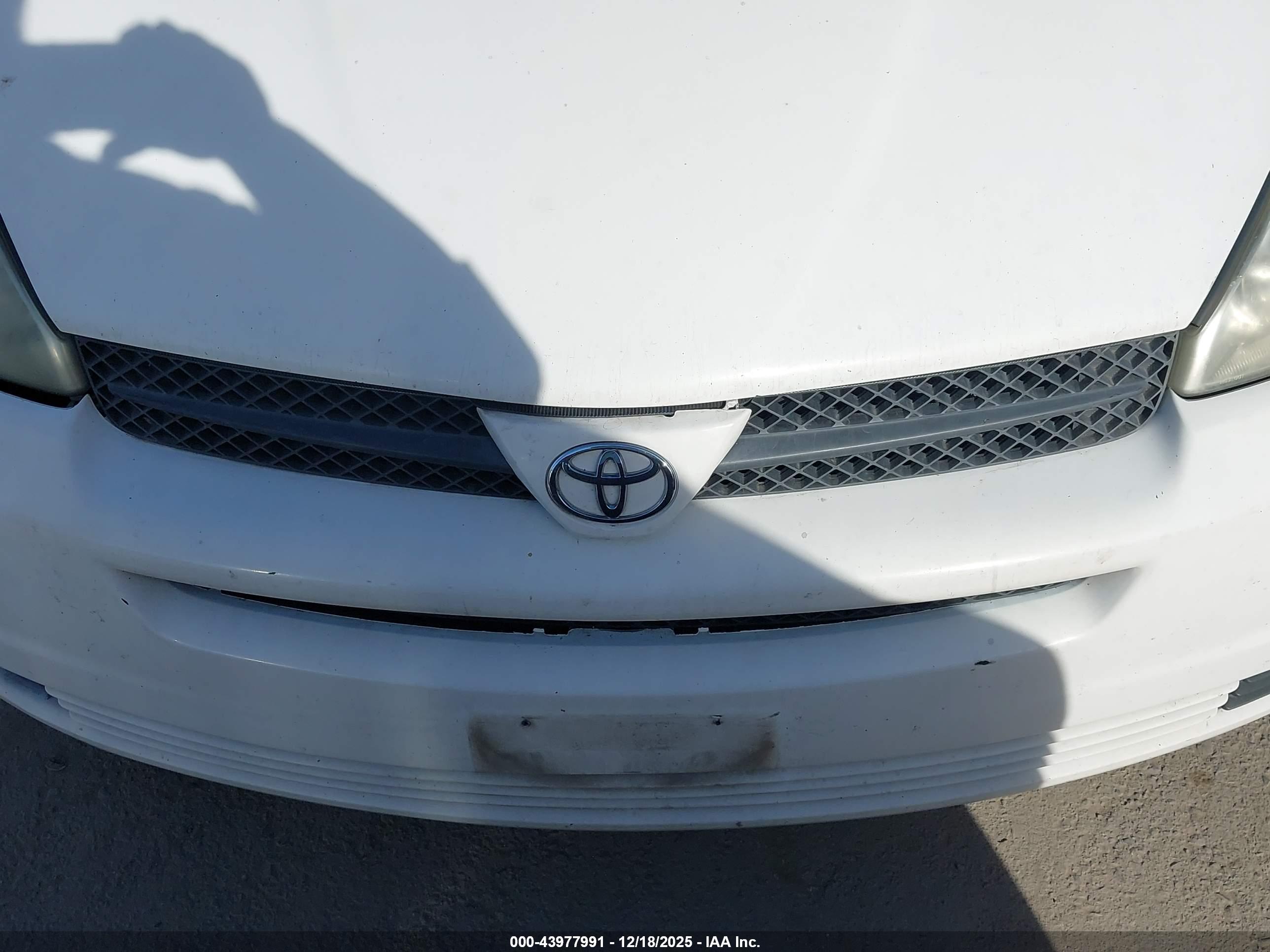 TOYOTA SIENNA image 6