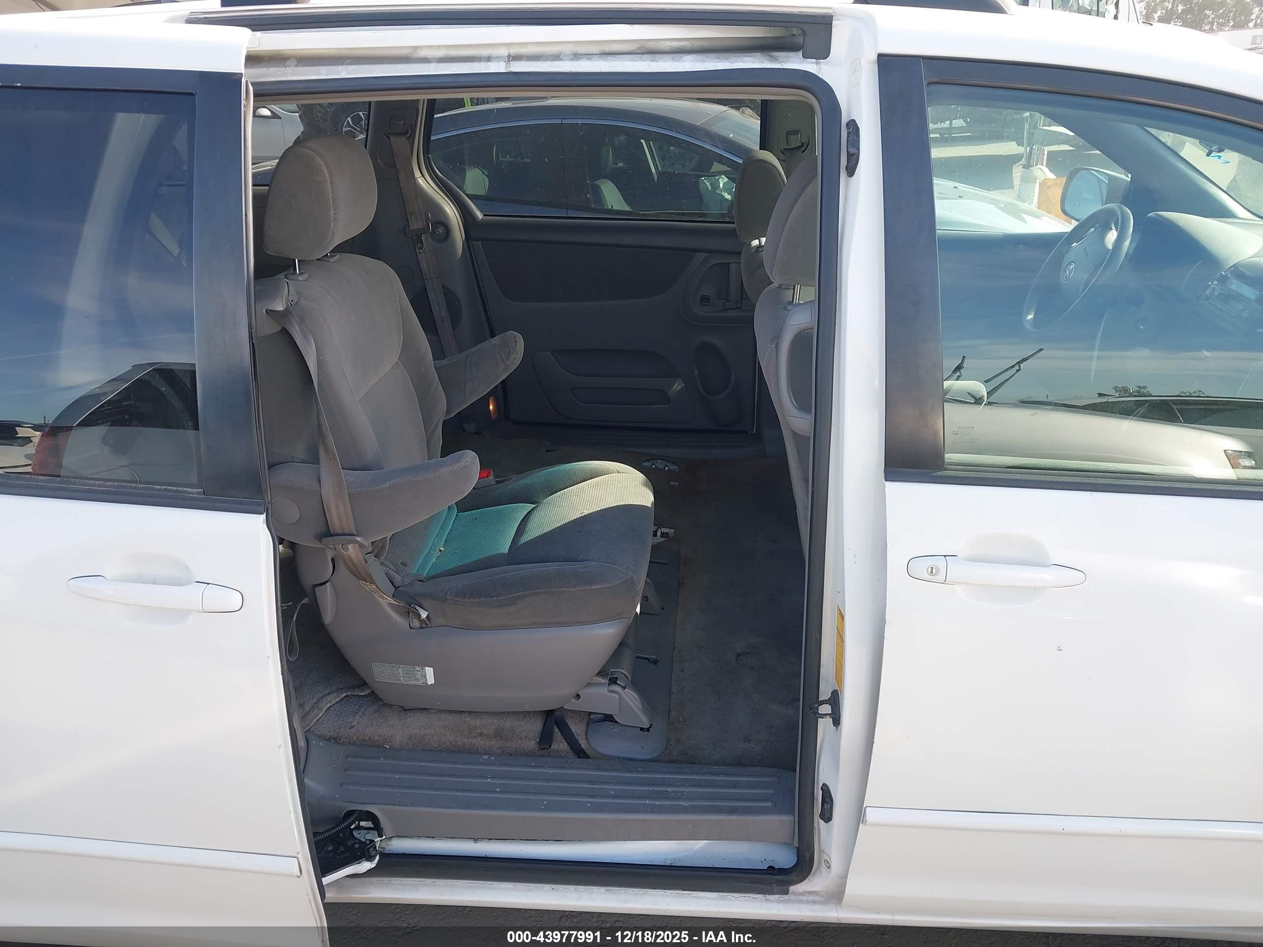 TOYOTA SIENNA image 8