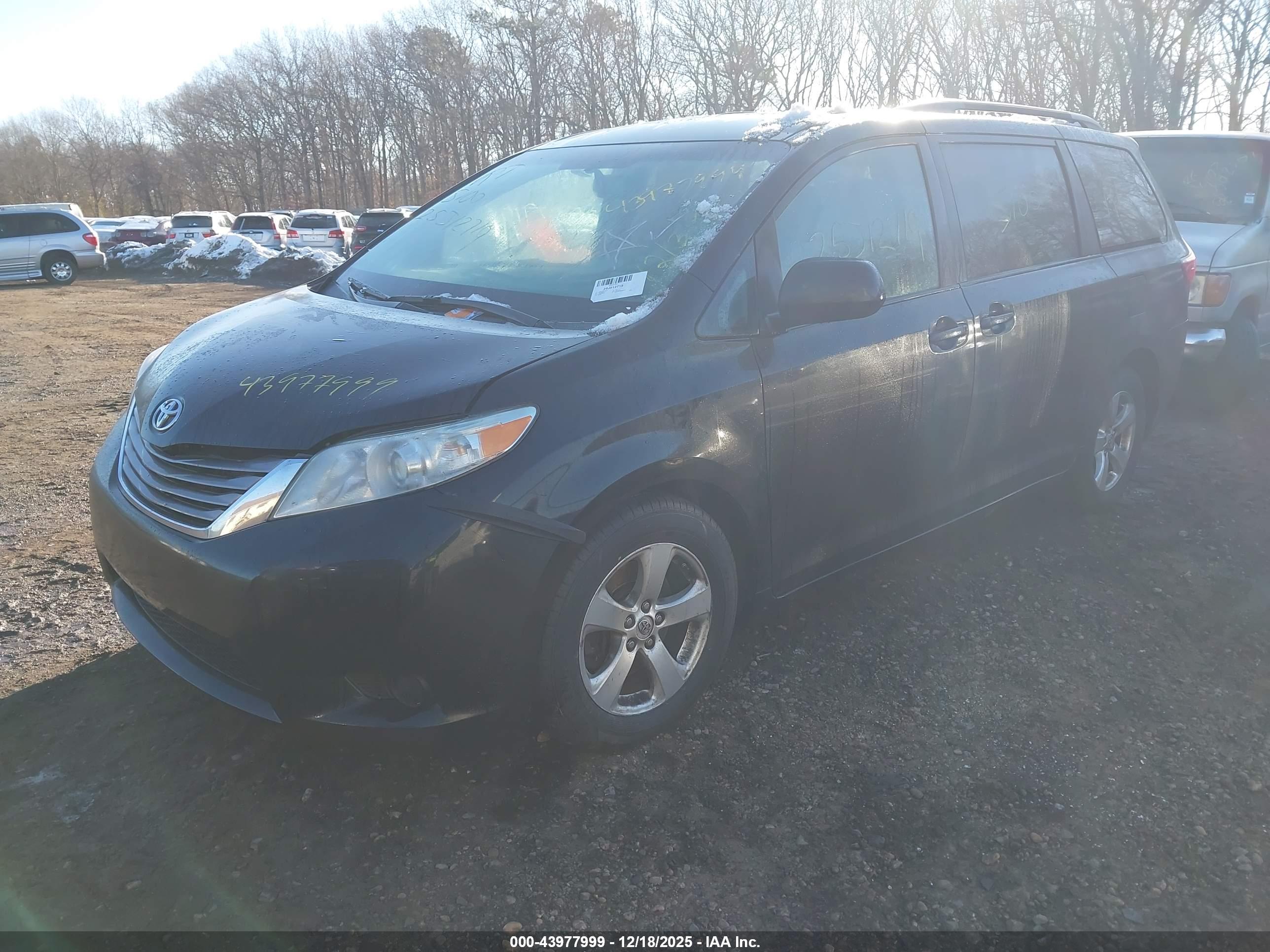 TOYOTA SIENNA image 2