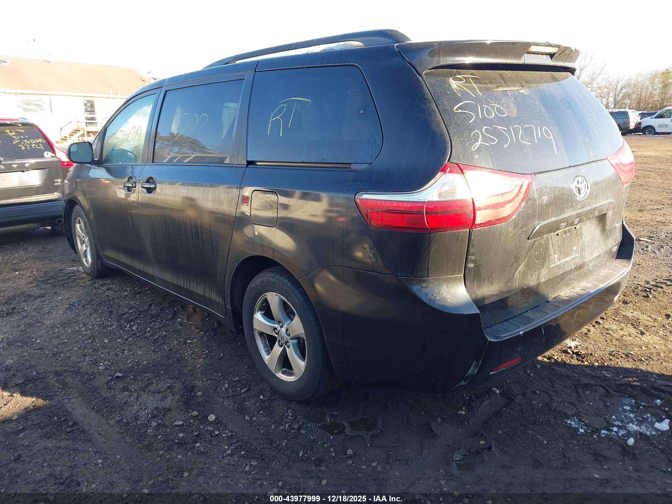 TOYOTA SIENNA image 3