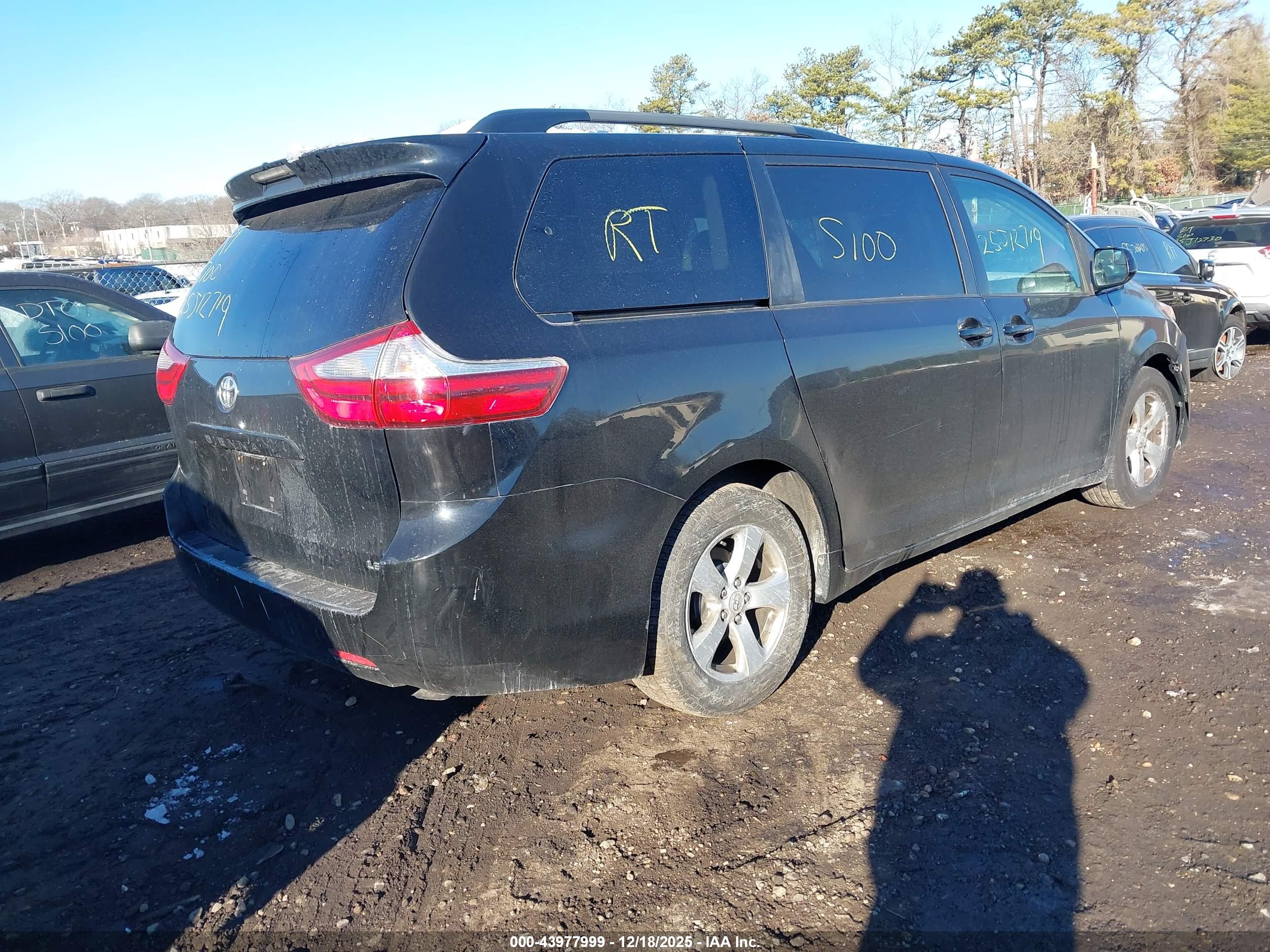 TOYOTA SIENNA image 4