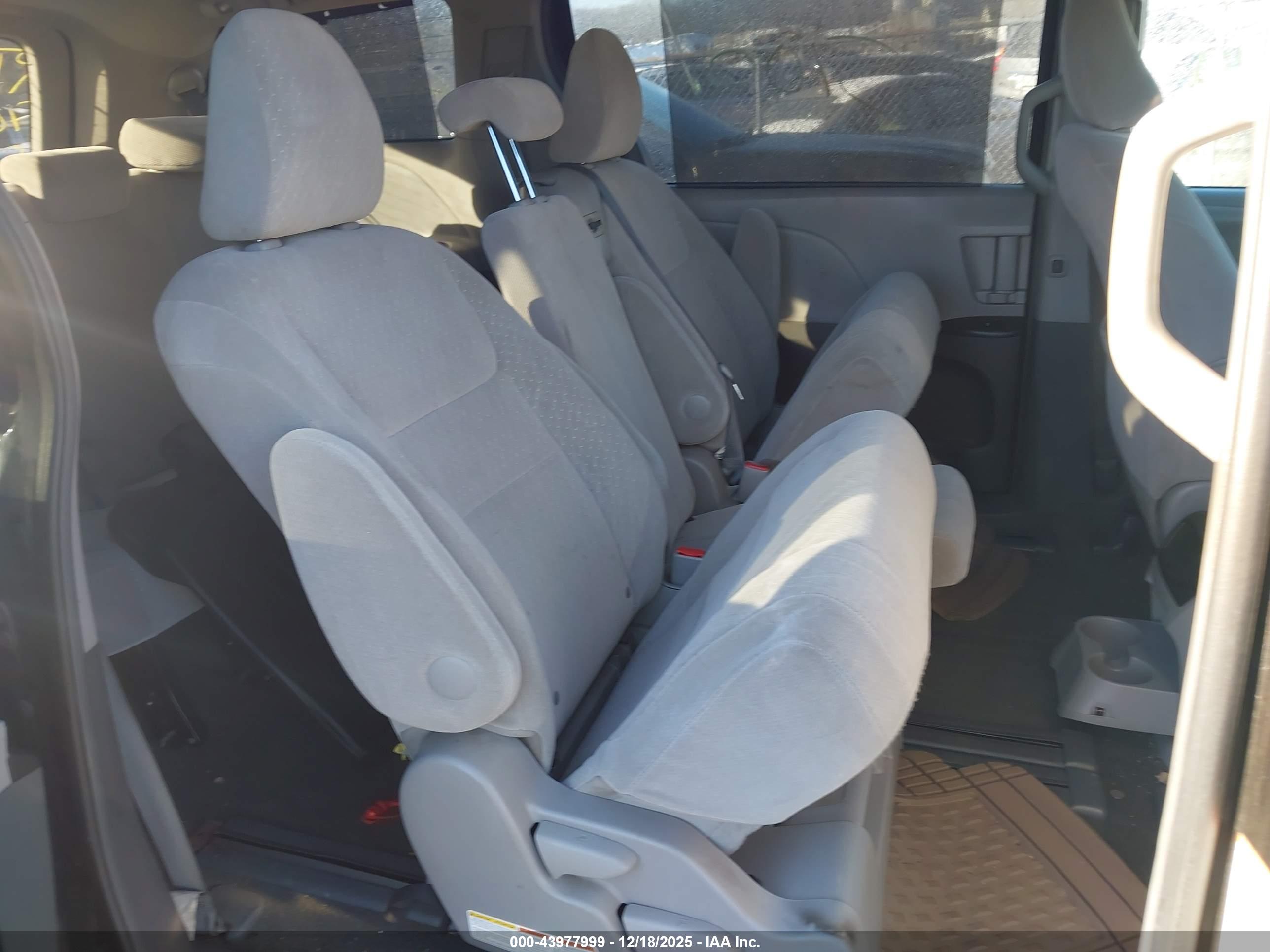 TOYOTA SIENNA image 8