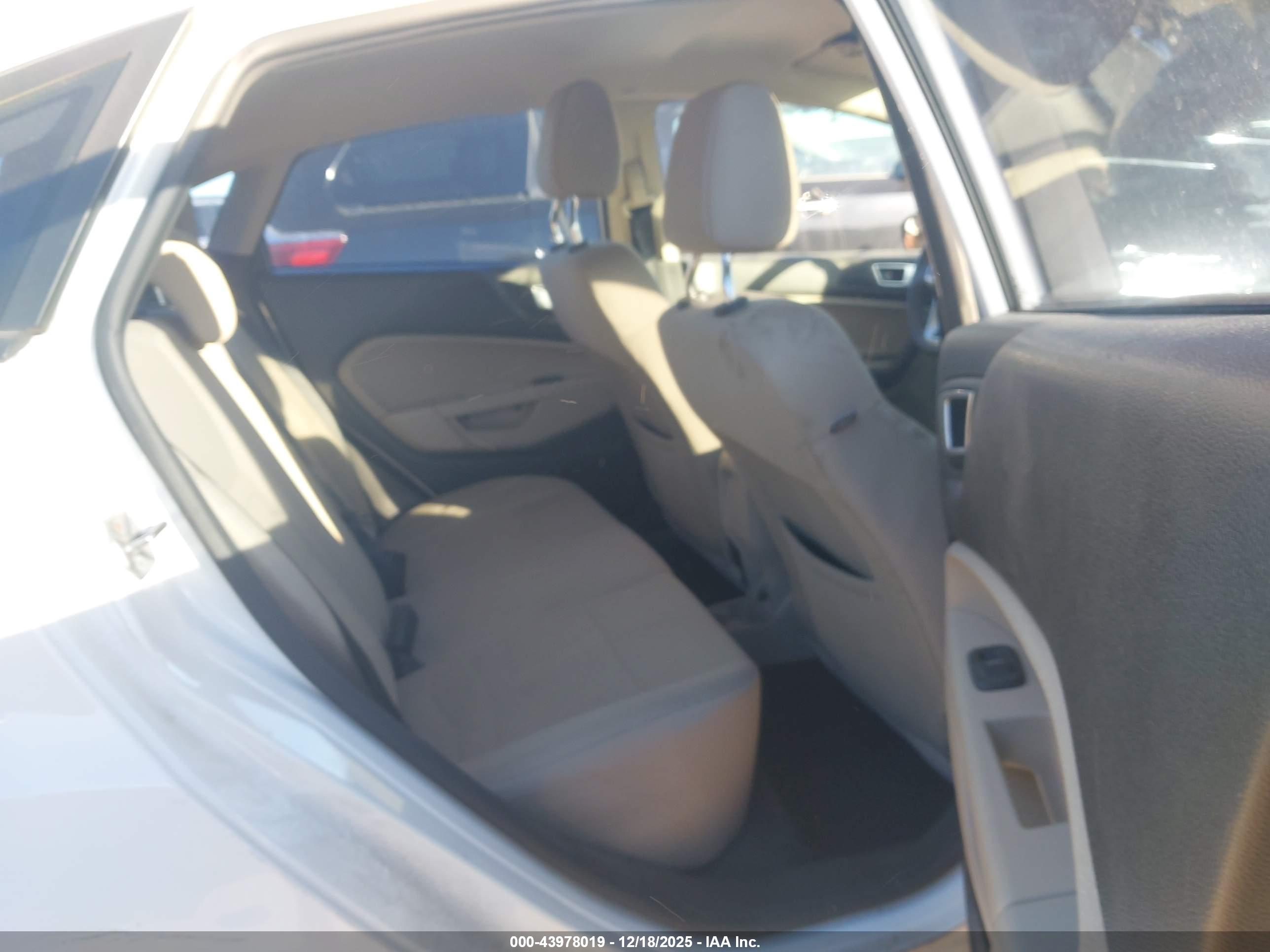 FORD FIESTA image 8