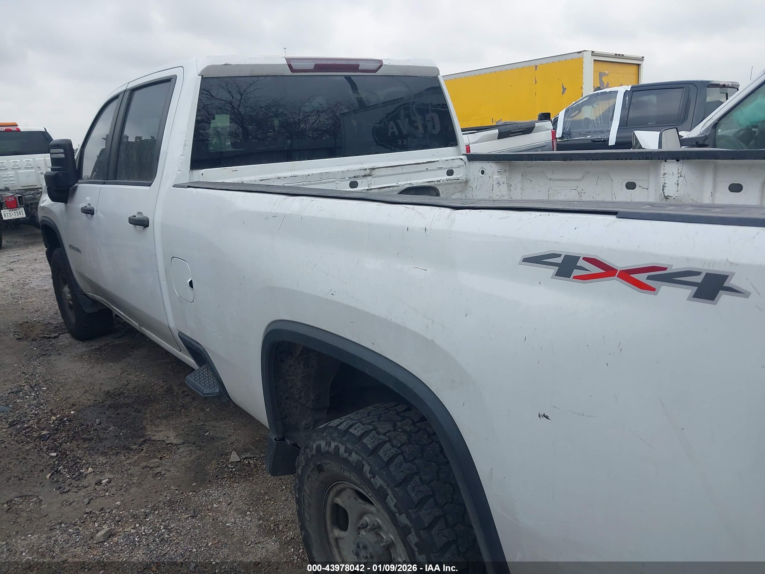 CHEVROLET SILVERADO image 3