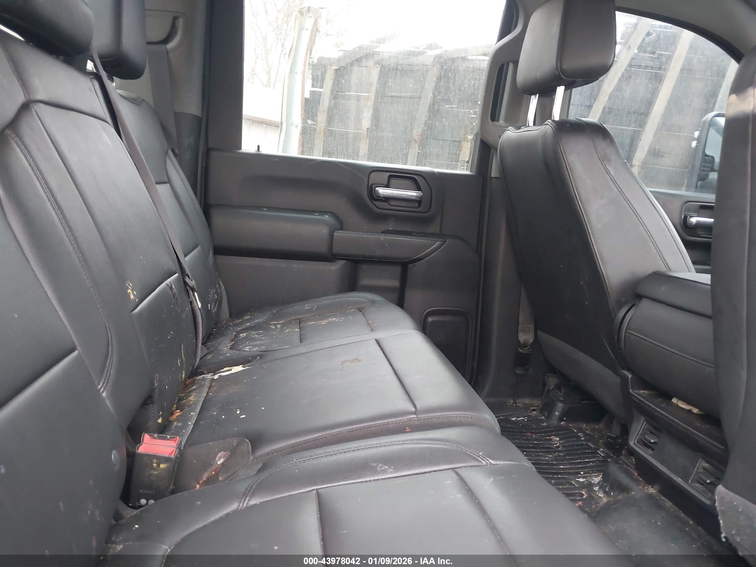 CHEVROLET SILVERADO image 7