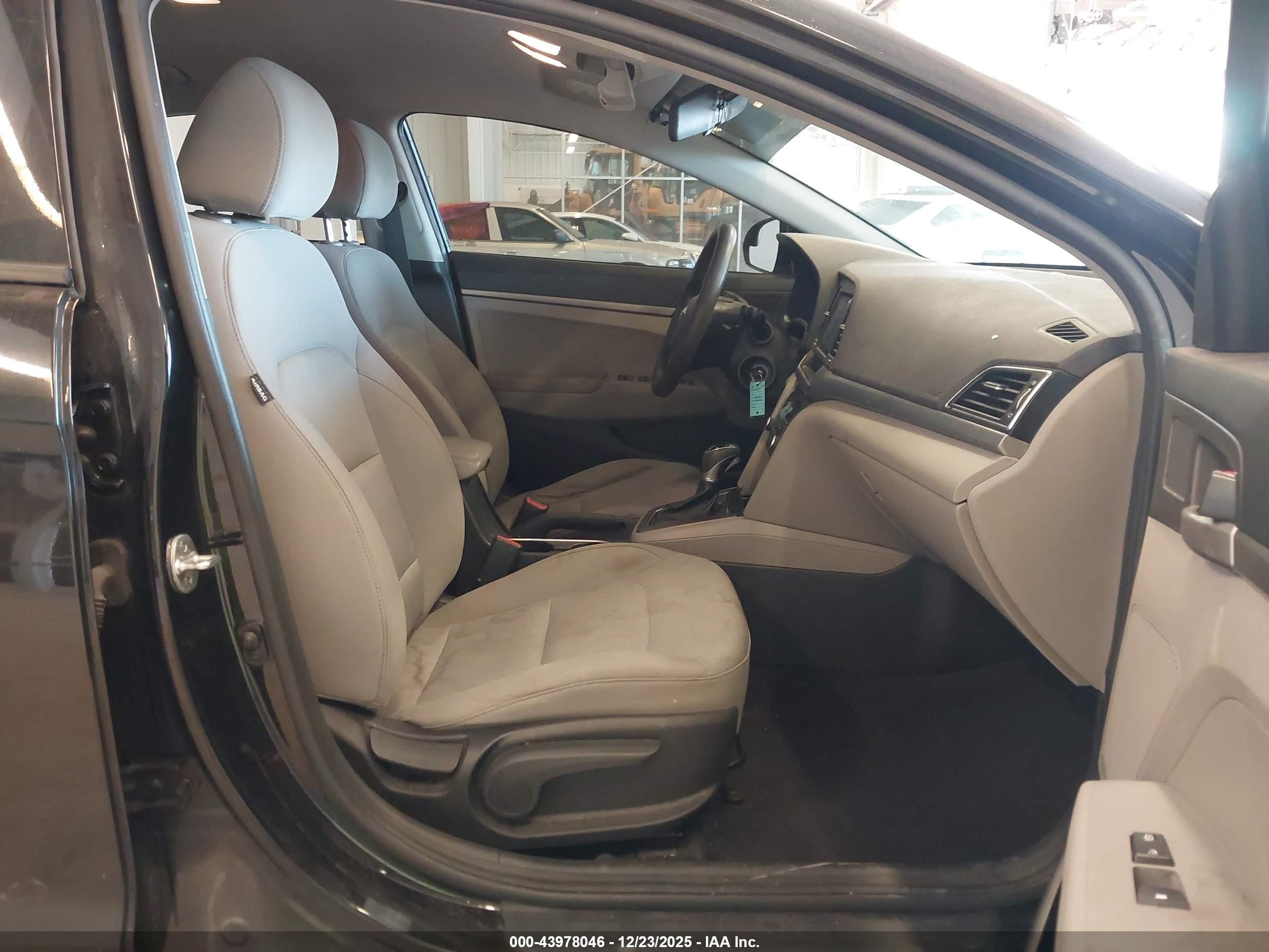 HYUNDAI ELANTRA image 5
