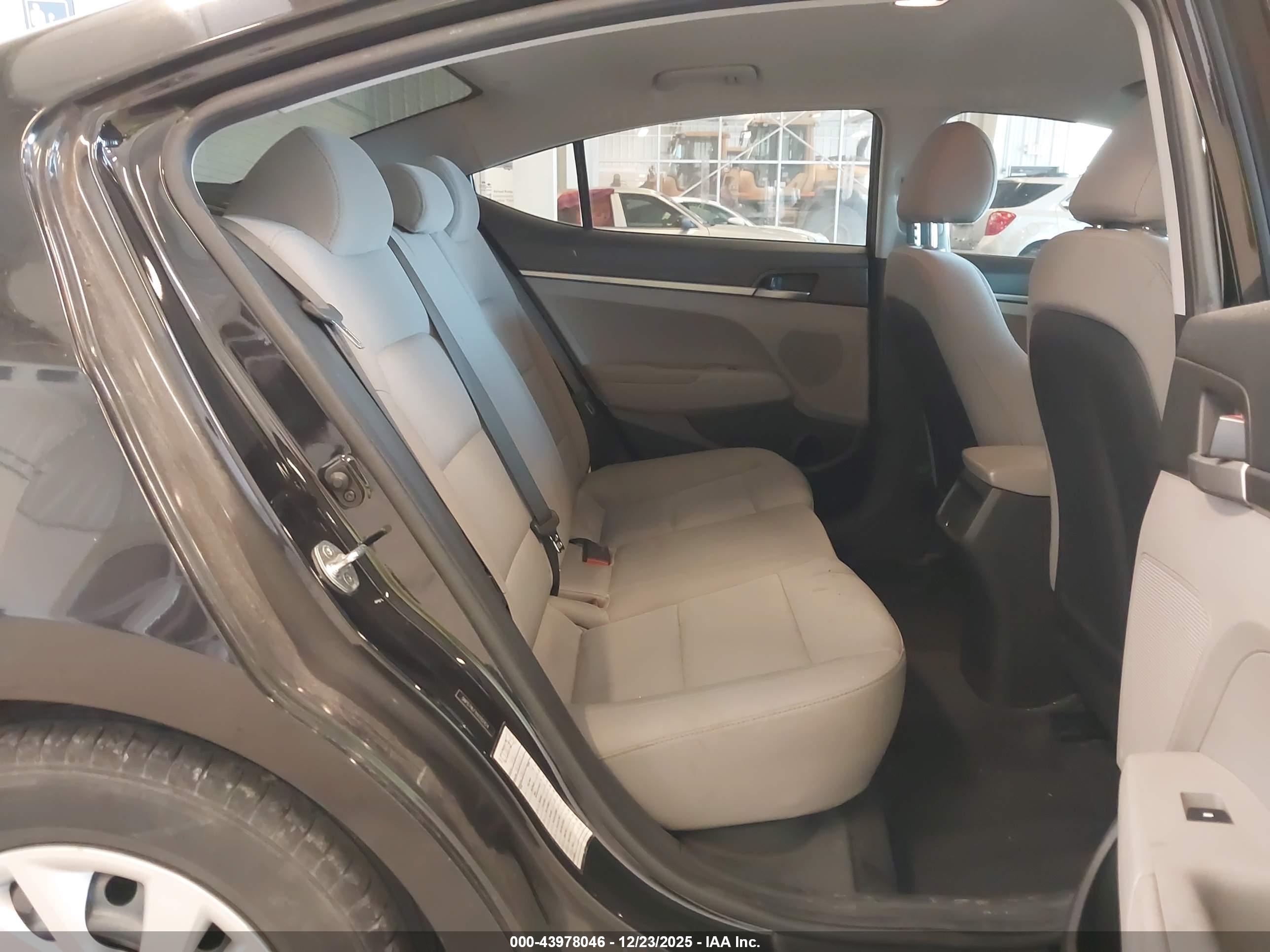 HYUNDAI ELANTRA image 8