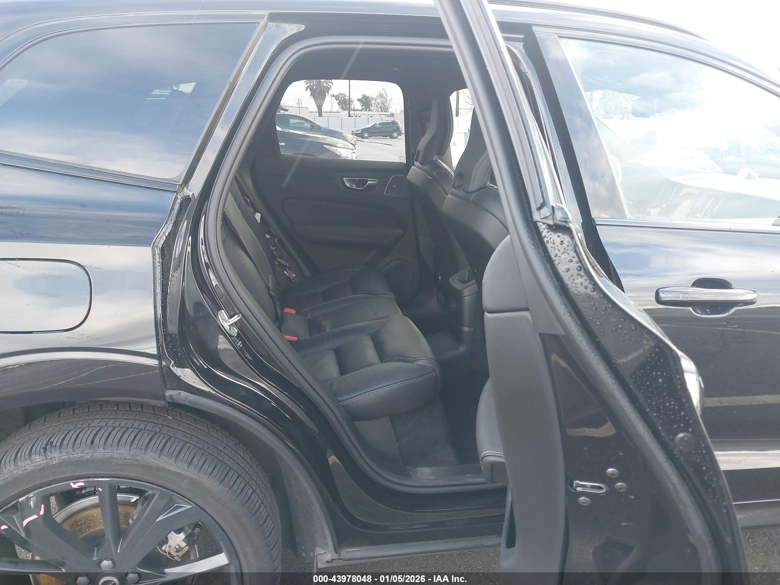 VOLVO XC60 image 8