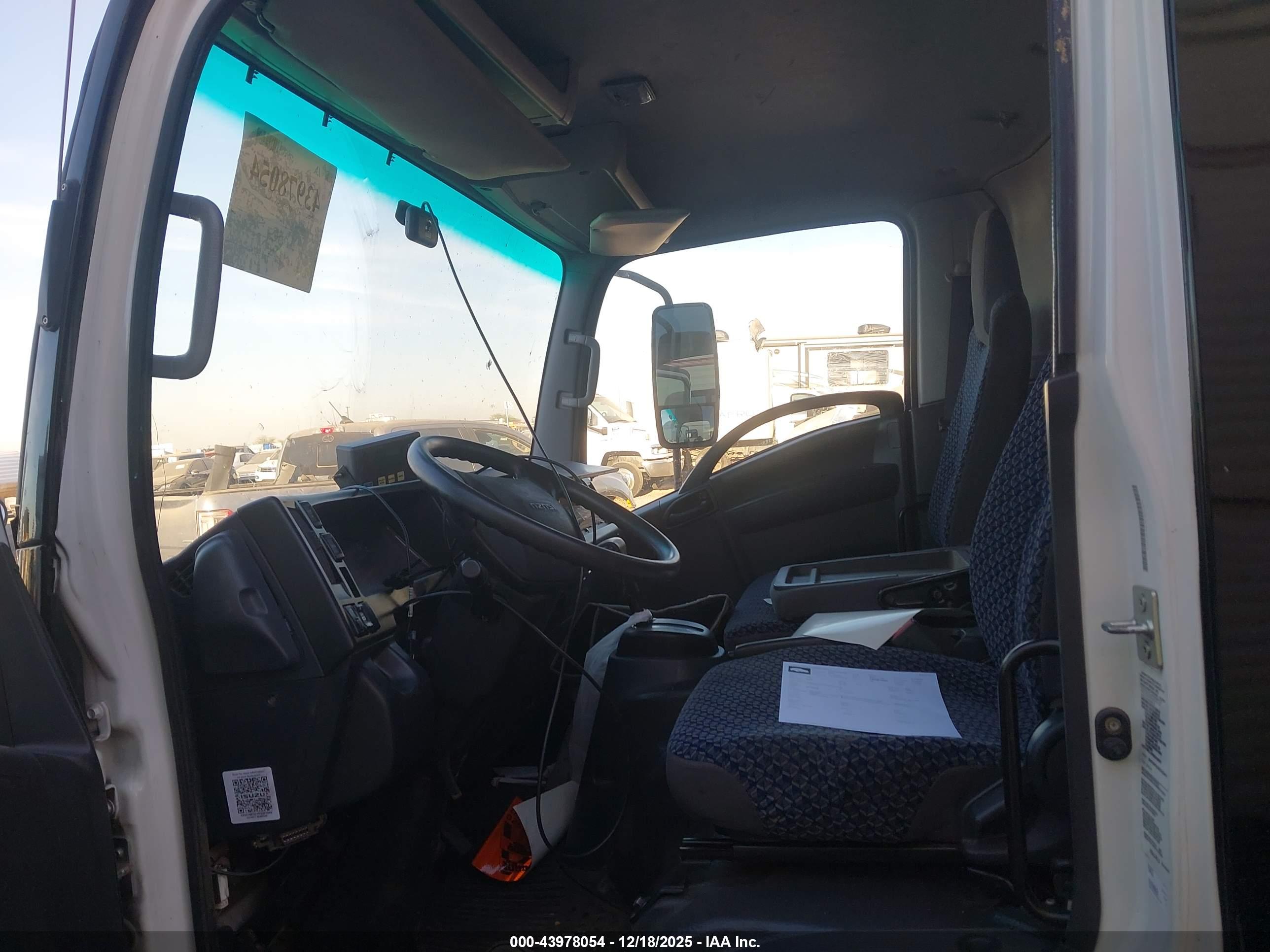 ISUZU NPR image 8