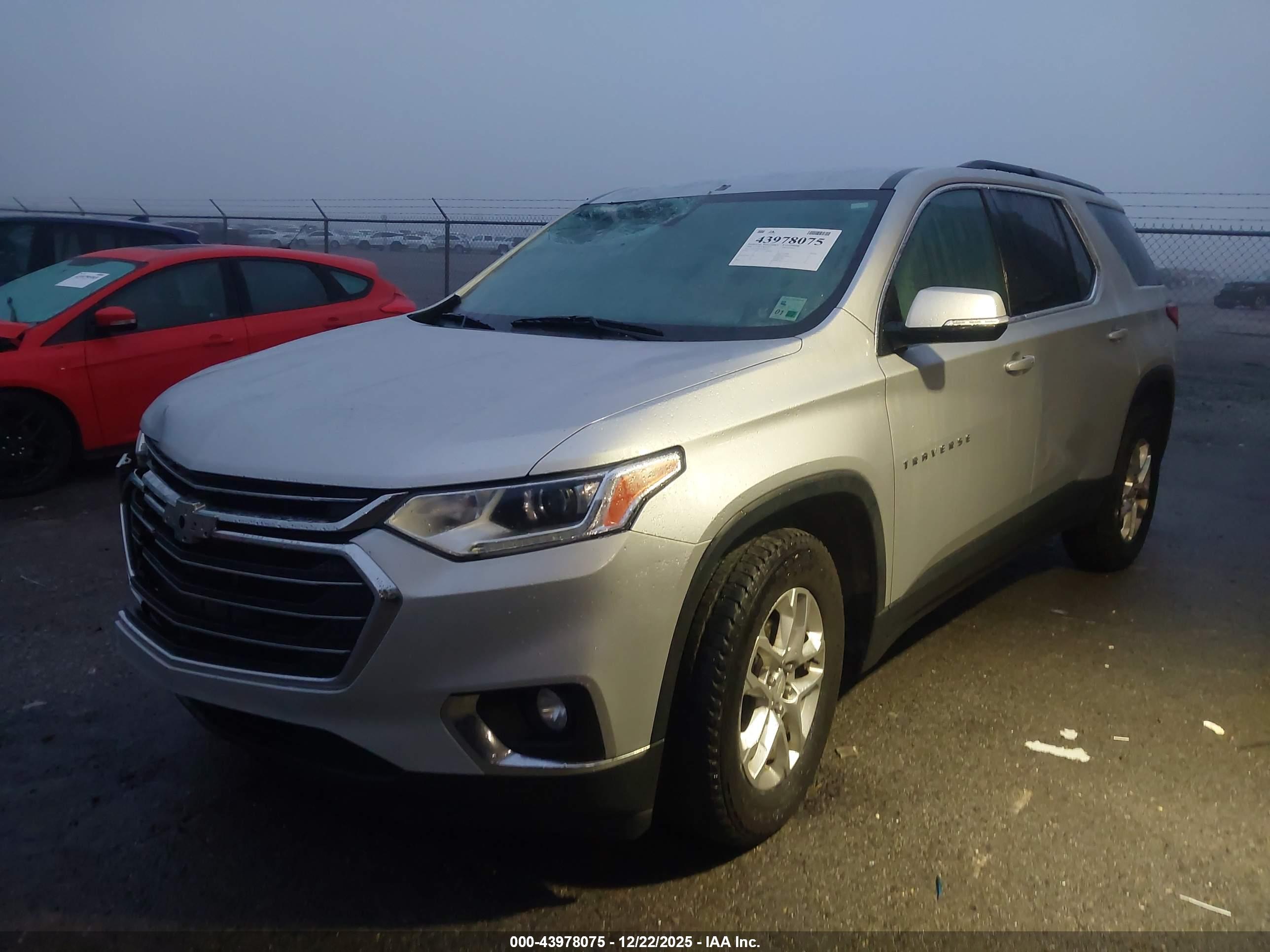 CHEVROLET TRAVERSE image 2