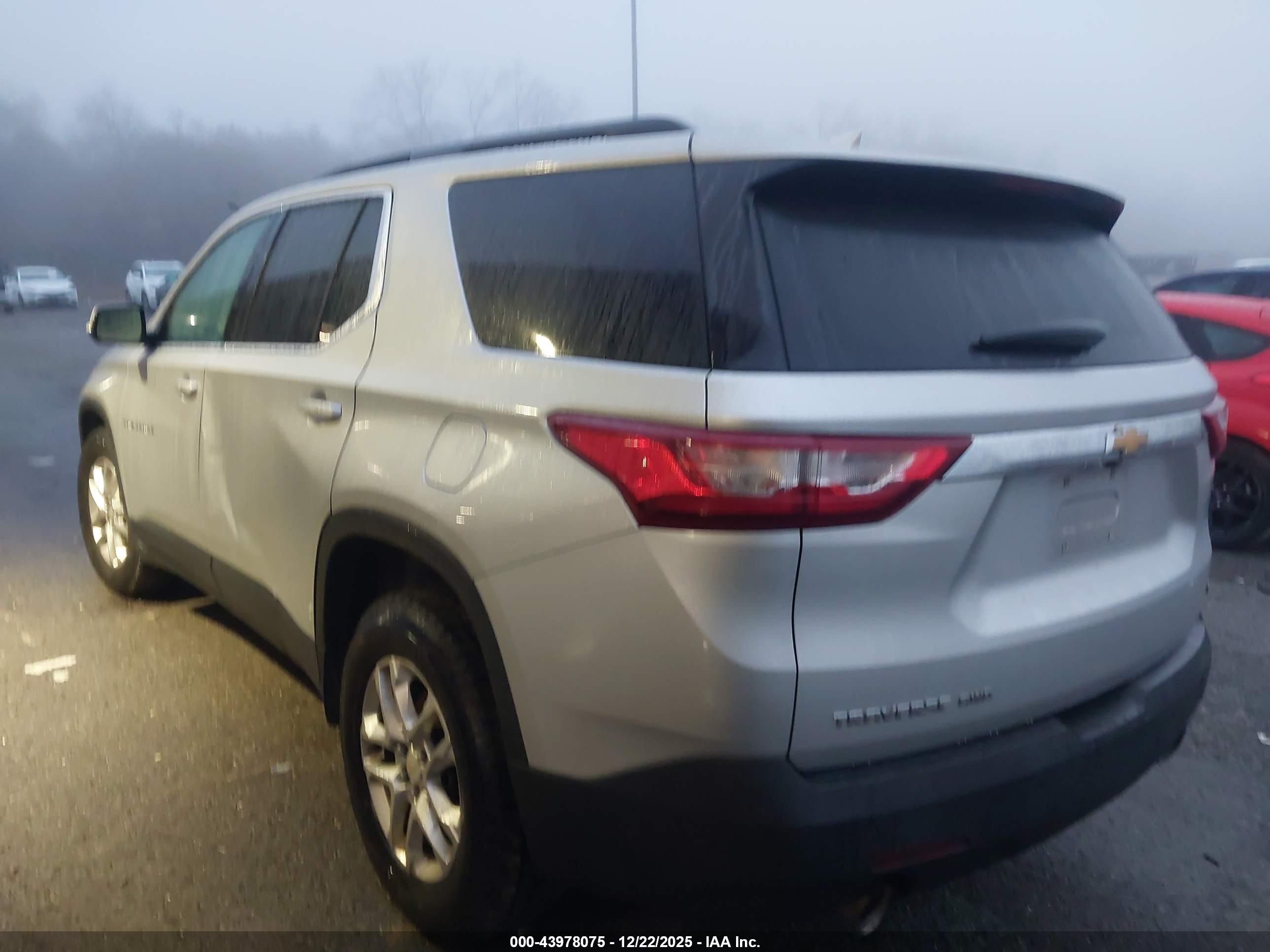 CHEVROLET TRAVERSE image 3