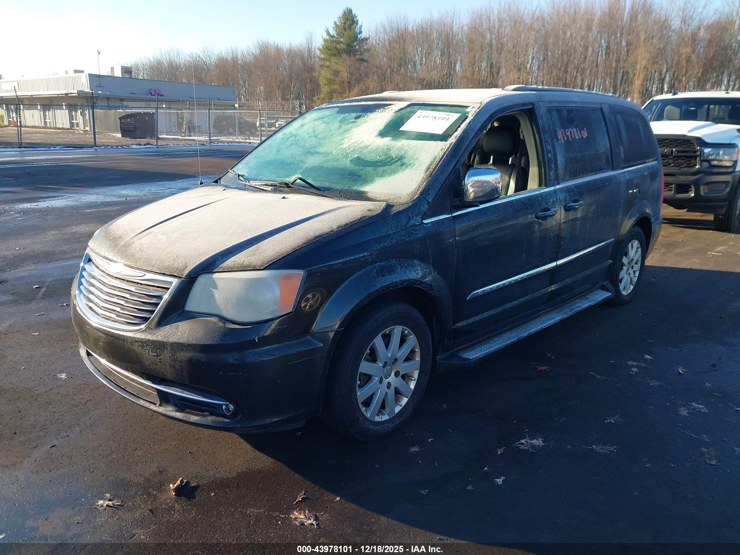 CHRYSLER TOWN image 2