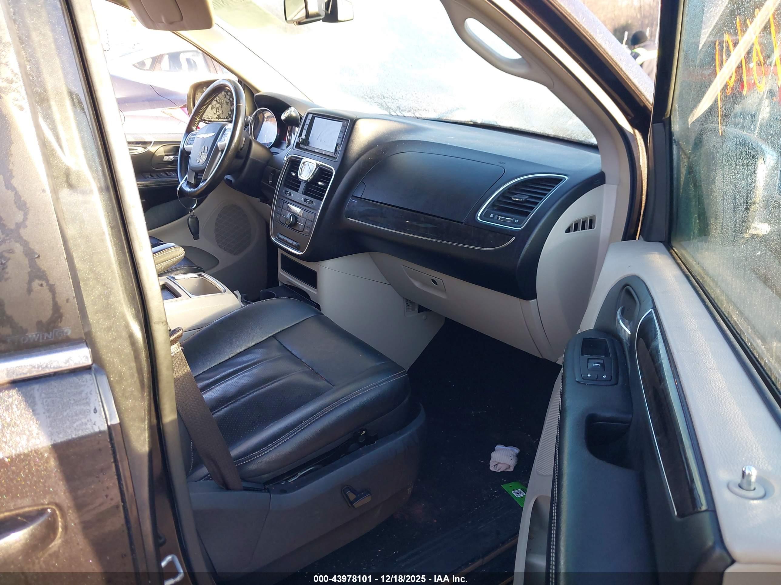 CHRYSLER TOWN image 5