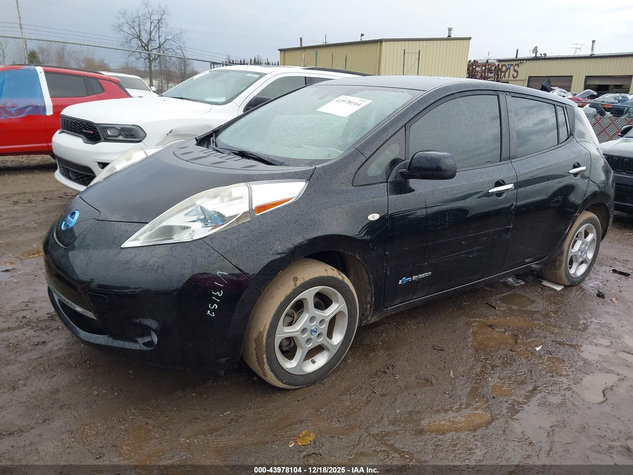 NISSAN LEAF image 2
