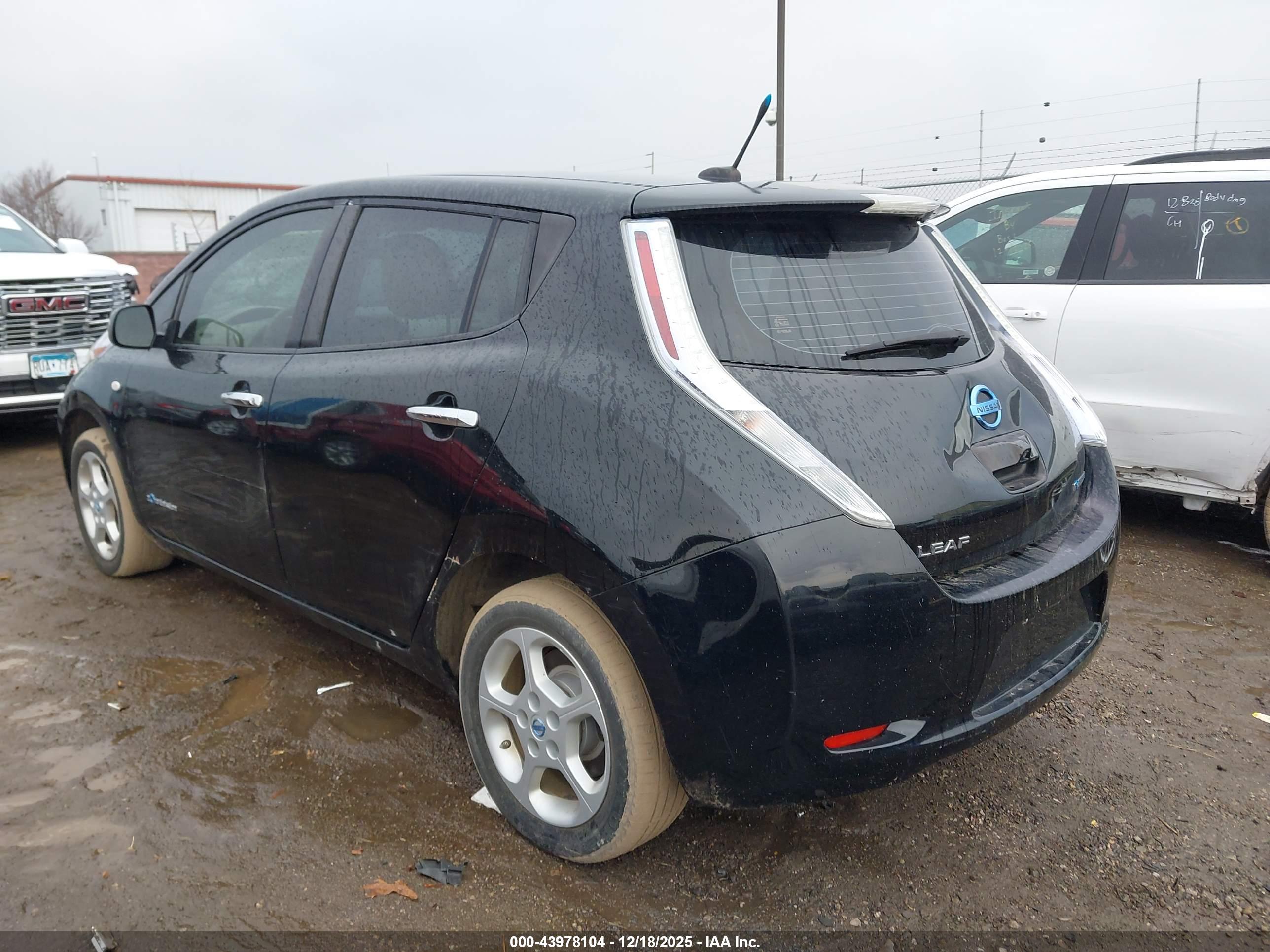 NISSAN LEAF image 3