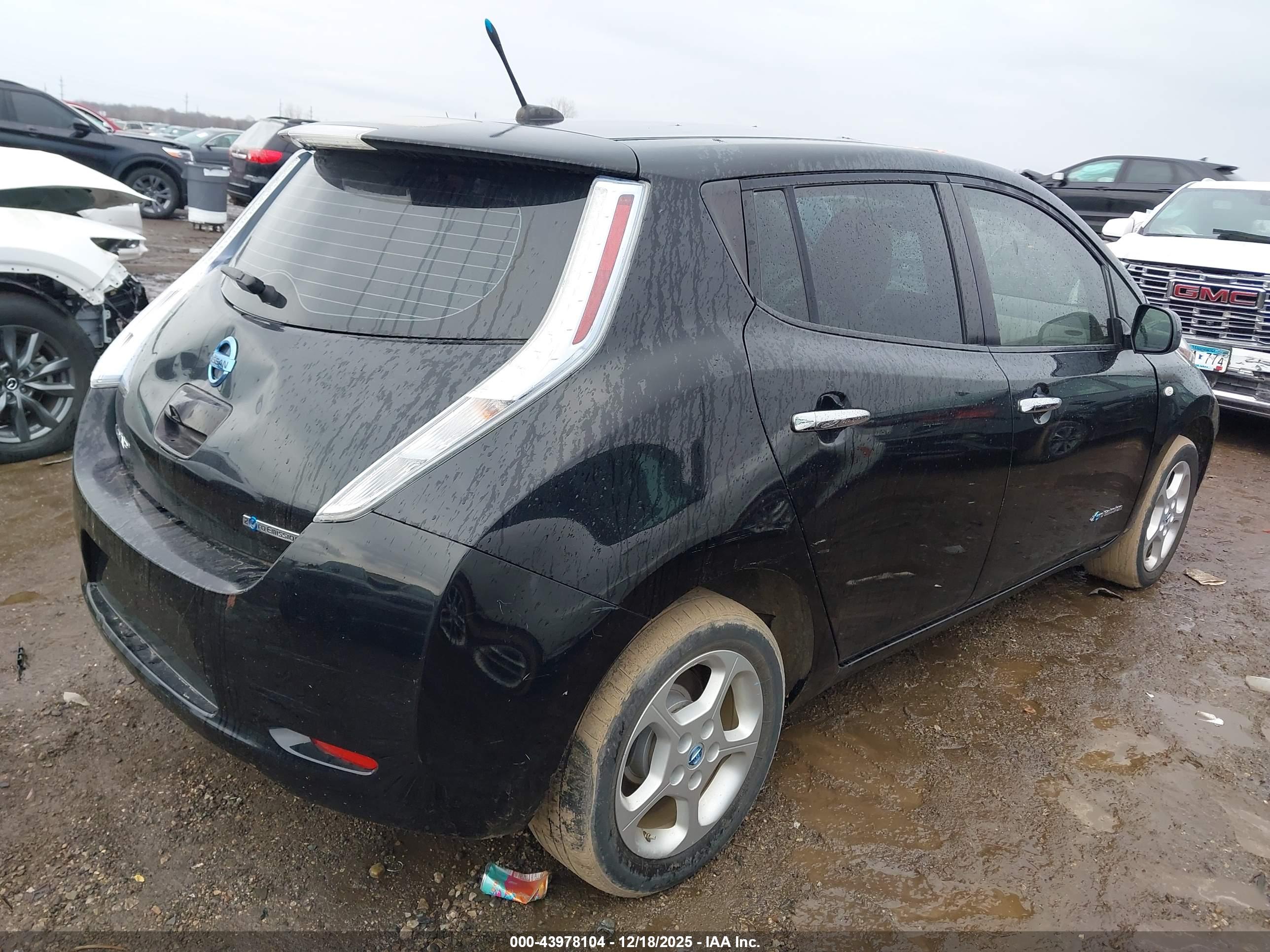 NISSAN LEAF image 4