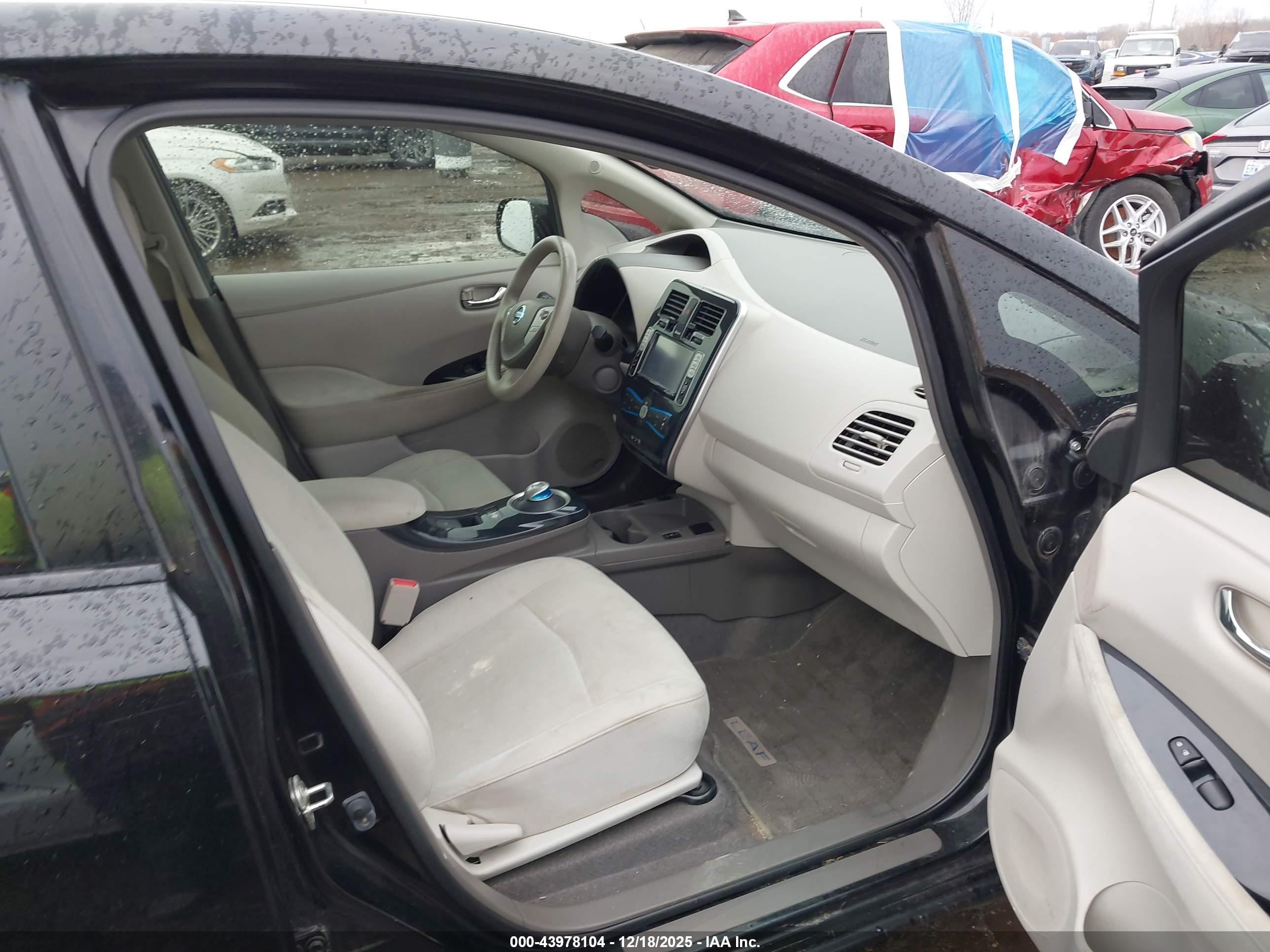 NISSAN LEAF image 5