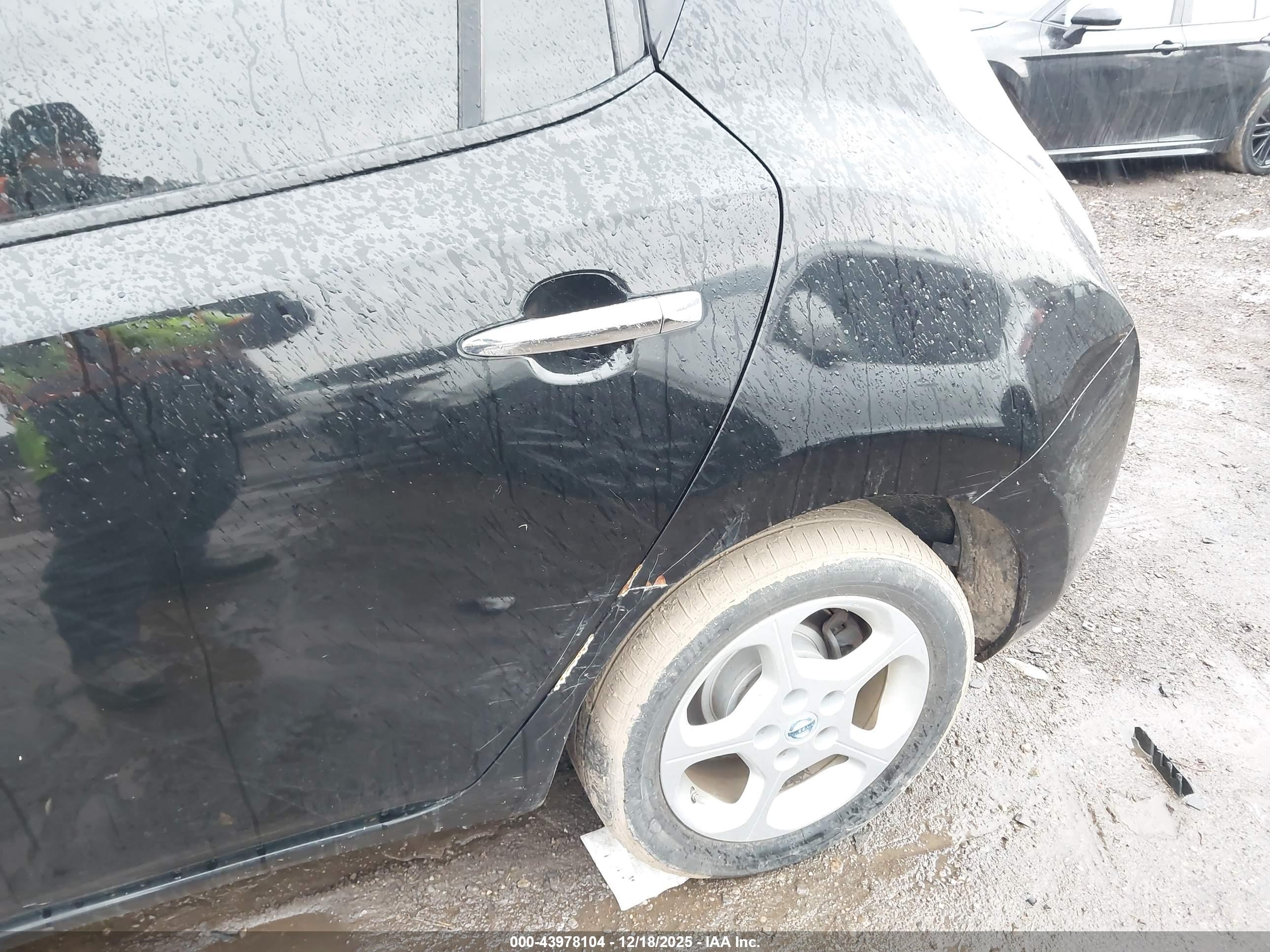 NISSAN LEAF image 6