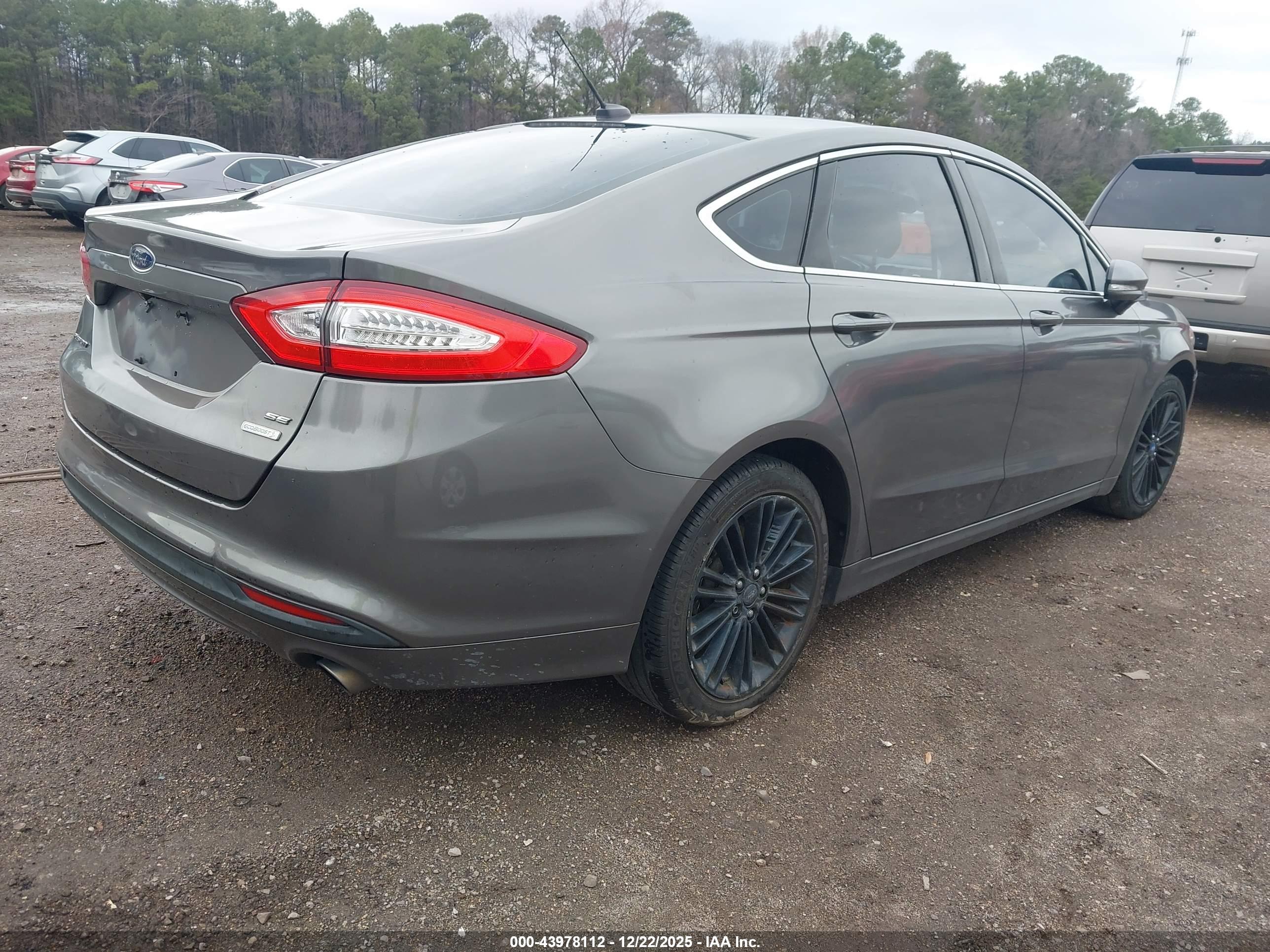 FORD FUSION image 4