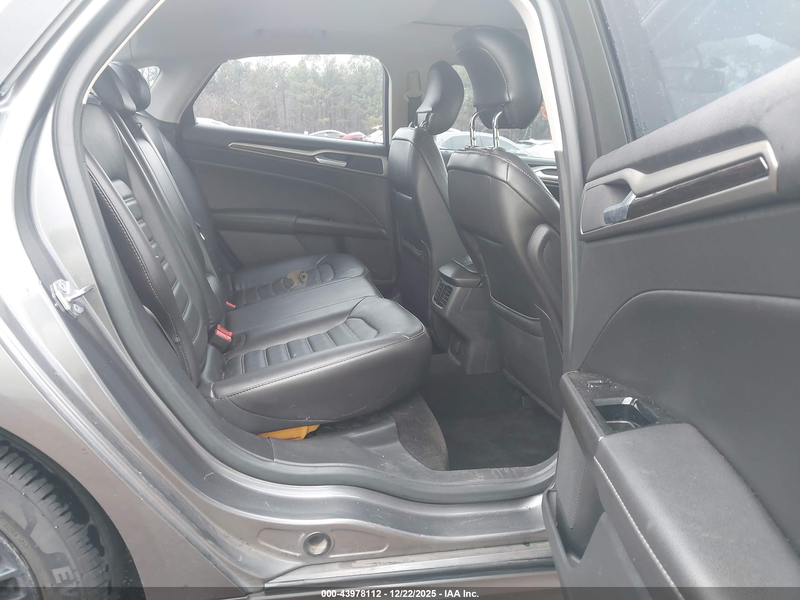 FORD FUSION image 8
